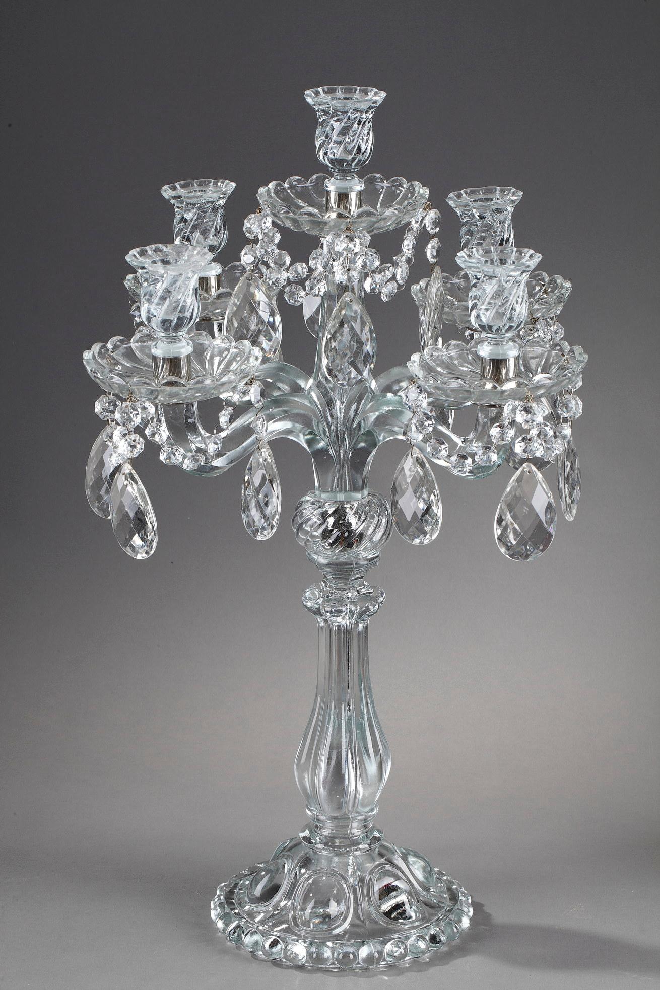 Cristal Paire de candélabres en verre avec pendentifs en cristal en vente