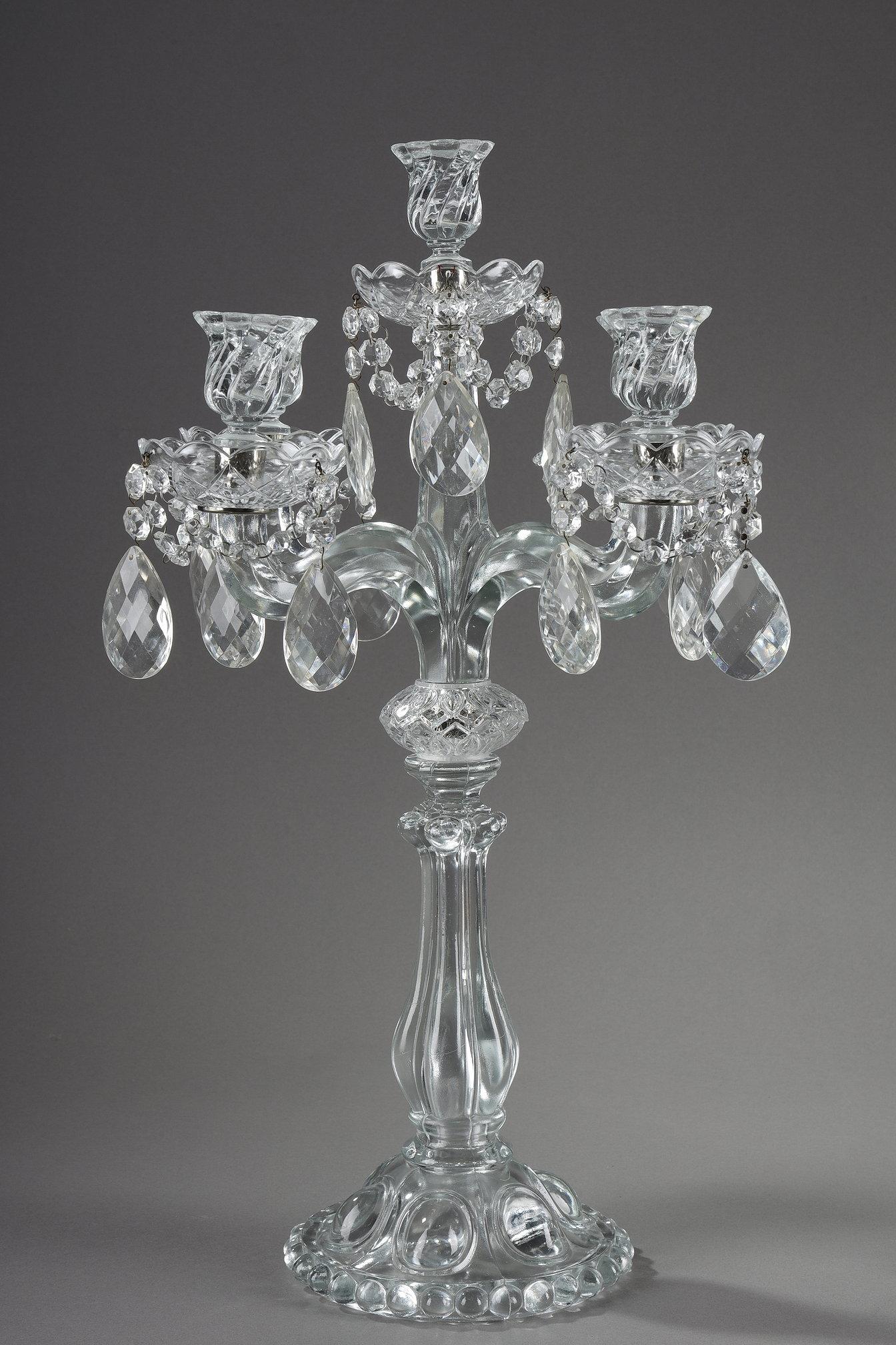 Cristallo Coppia di candelabri in vetro con pendenti in cristallo in vendita