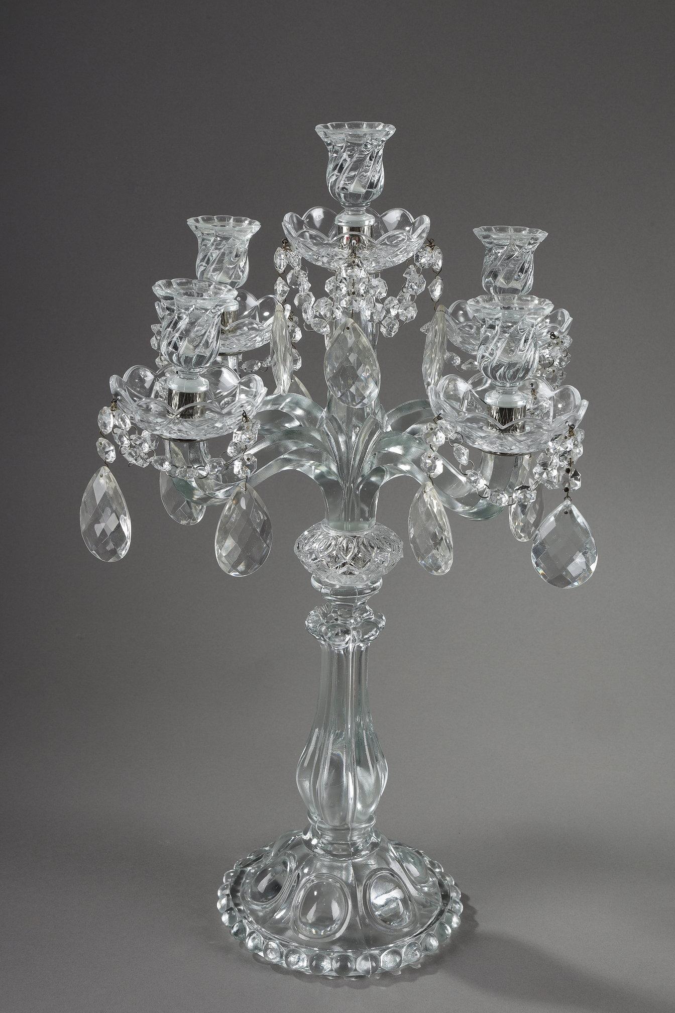 Coppia di candelabri in vetro con pendenti in cristallo in vendita 1