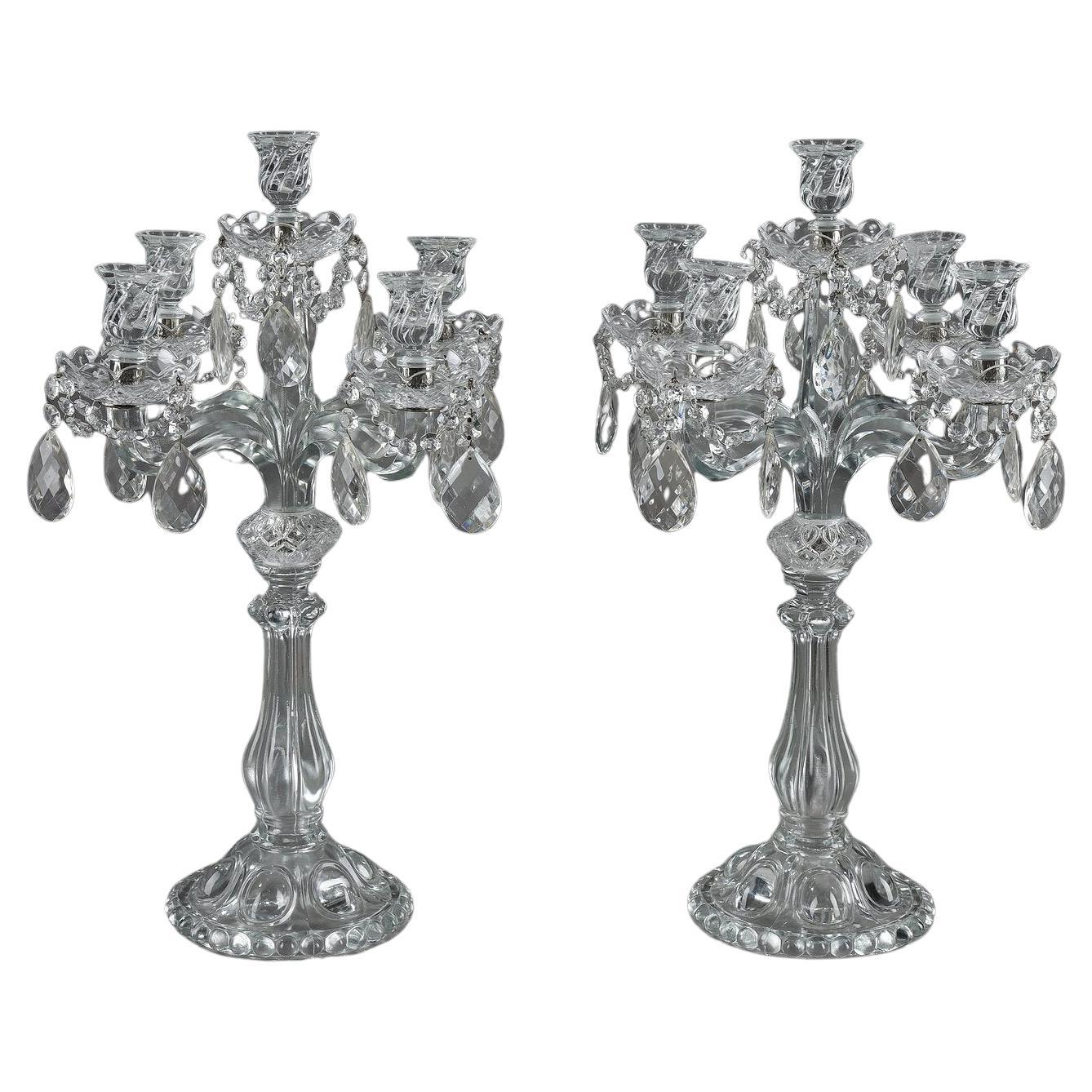 Coppia di candelabri in vetro con pendenti in cristallo