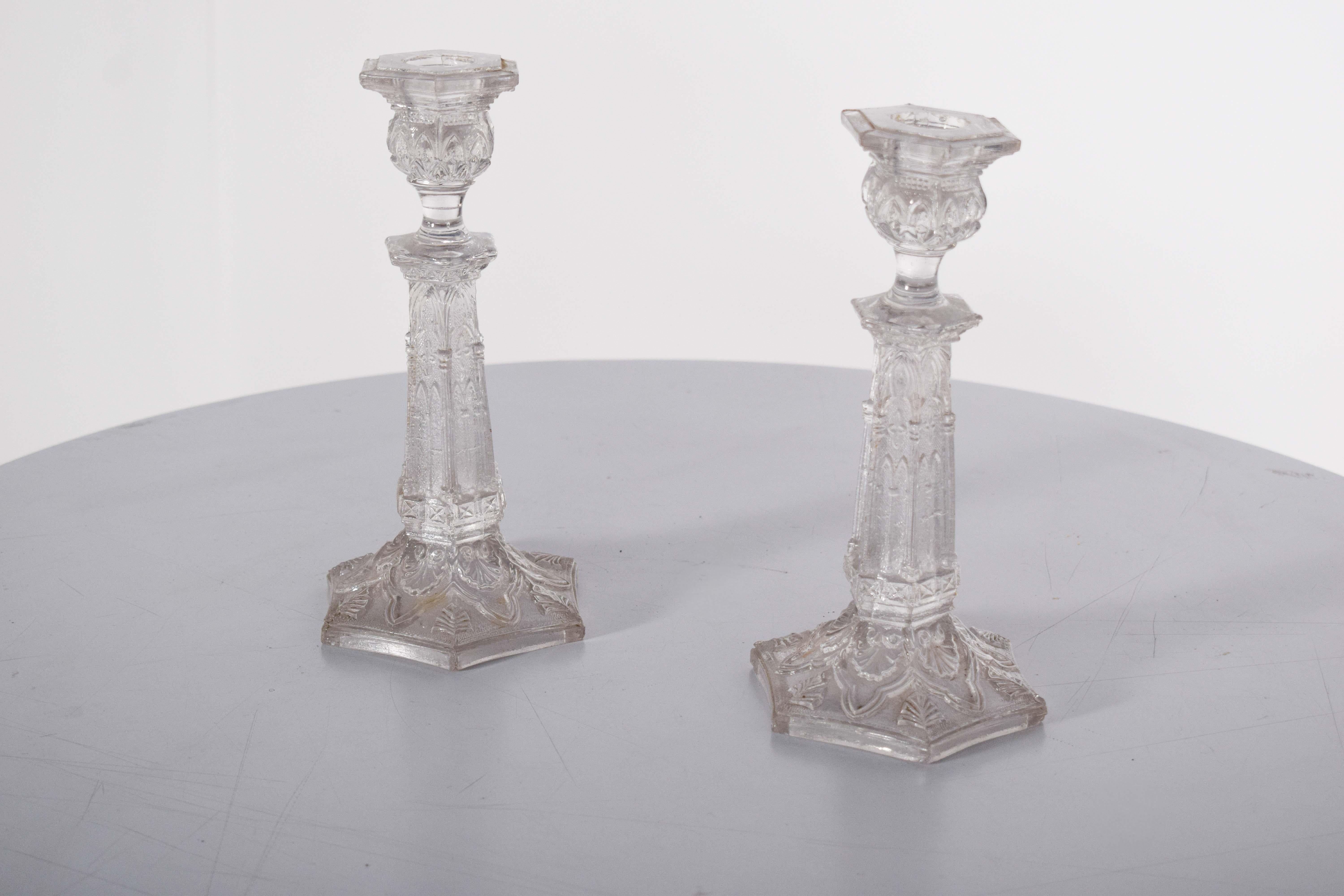 Mid-Century moderno Coppia di candelabri in vetro con rilievi in vendita