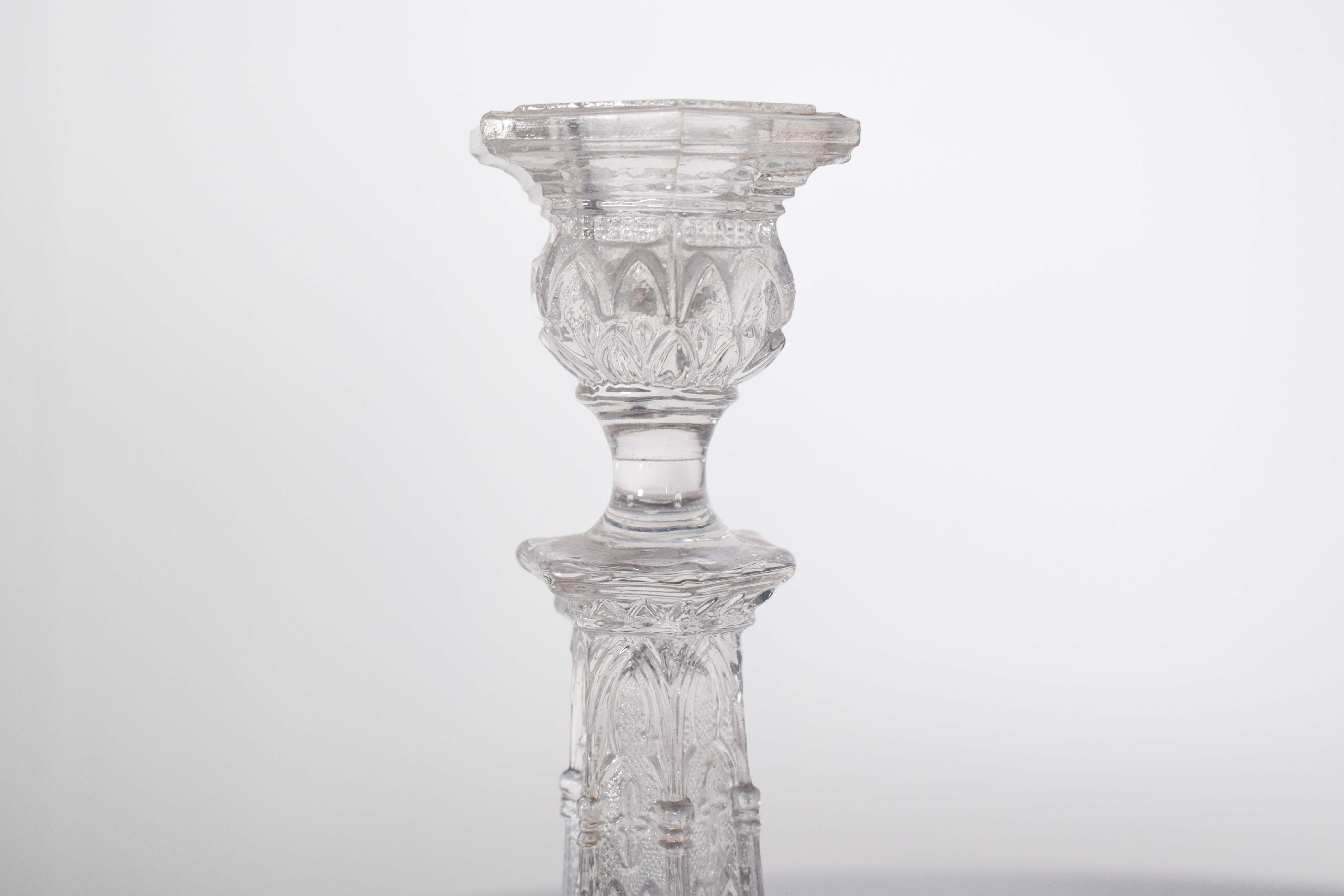 Portoghese Coppia di candelabri in vetro con rilievi in vendita