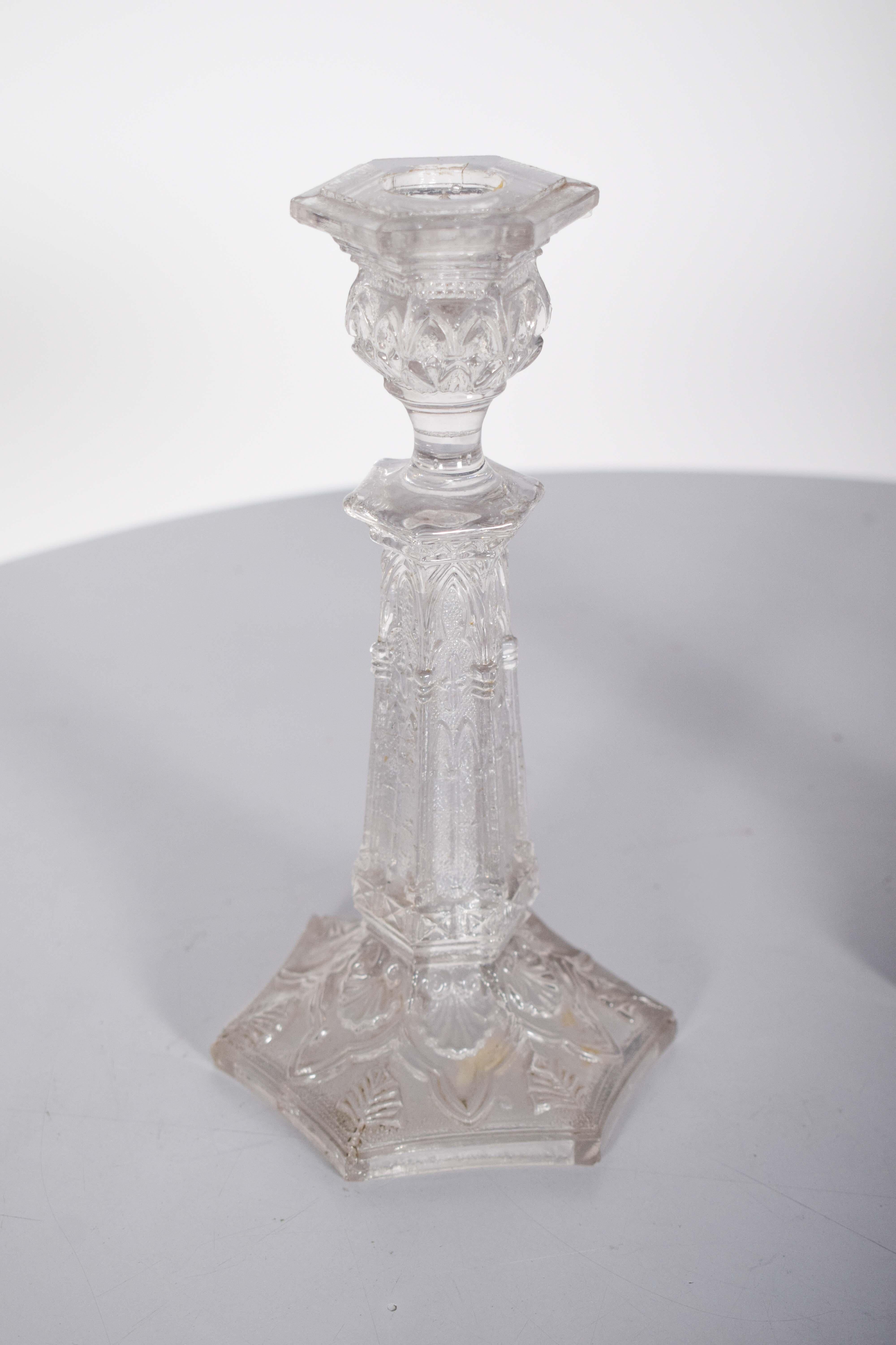 Coppia di candelabri in vetro con rilievi In condizioni buone in vendita a Lisboa, Lisboa
