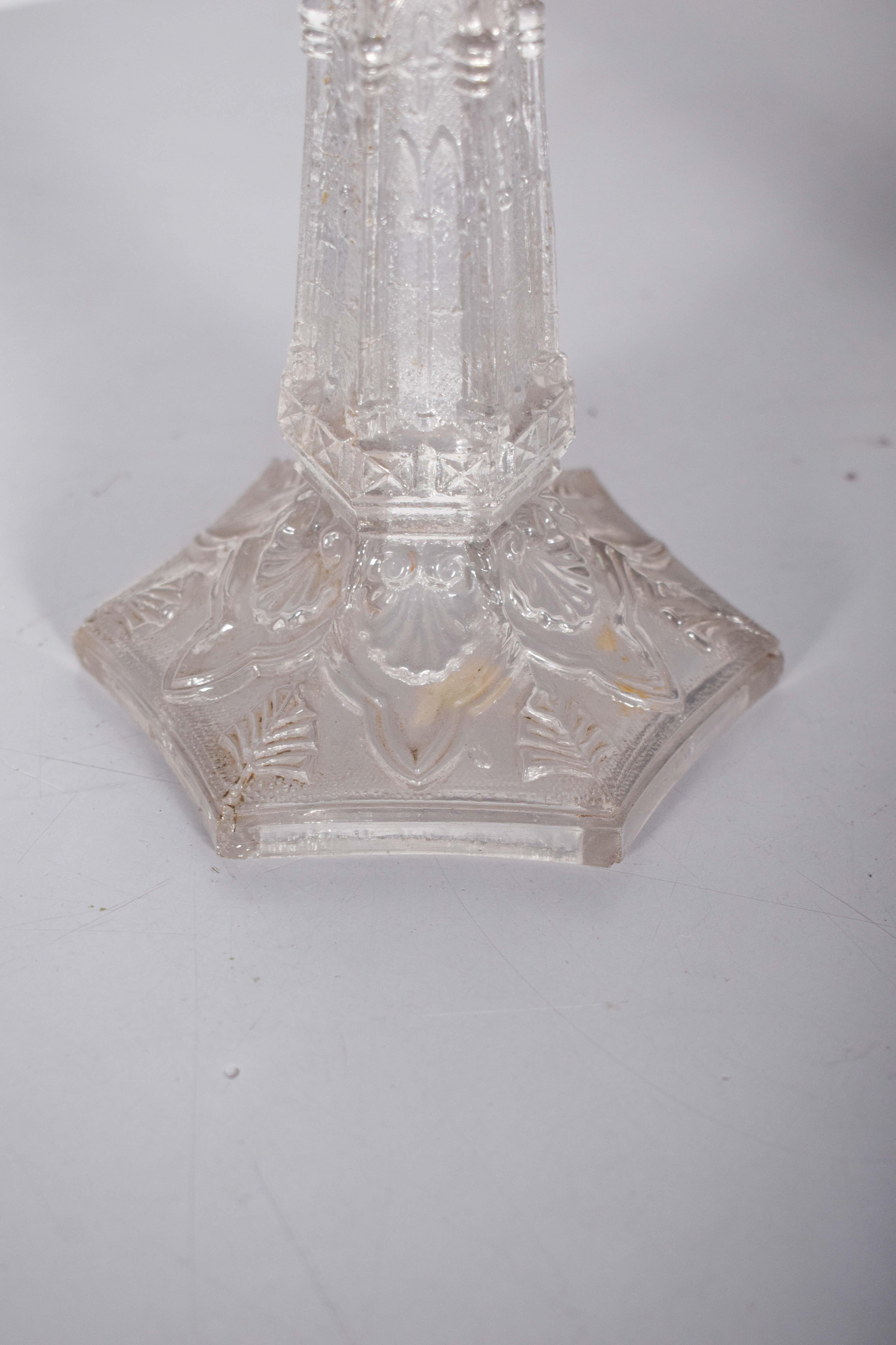 XX secolo Coppia di candelabri in vetro con rilievi in vendita