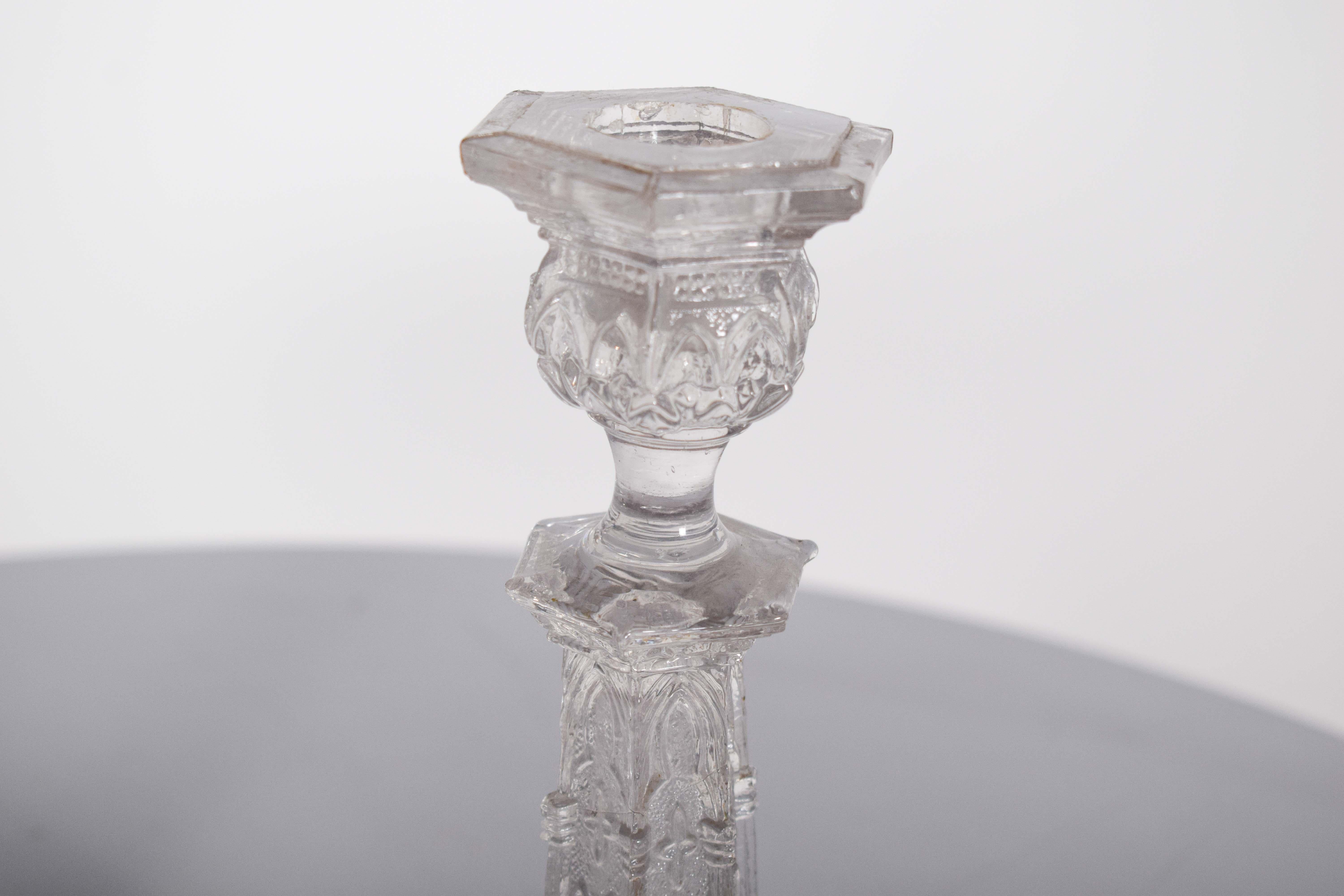 Vetro Coppia di candelabri in vetro con rilievi in vendita
