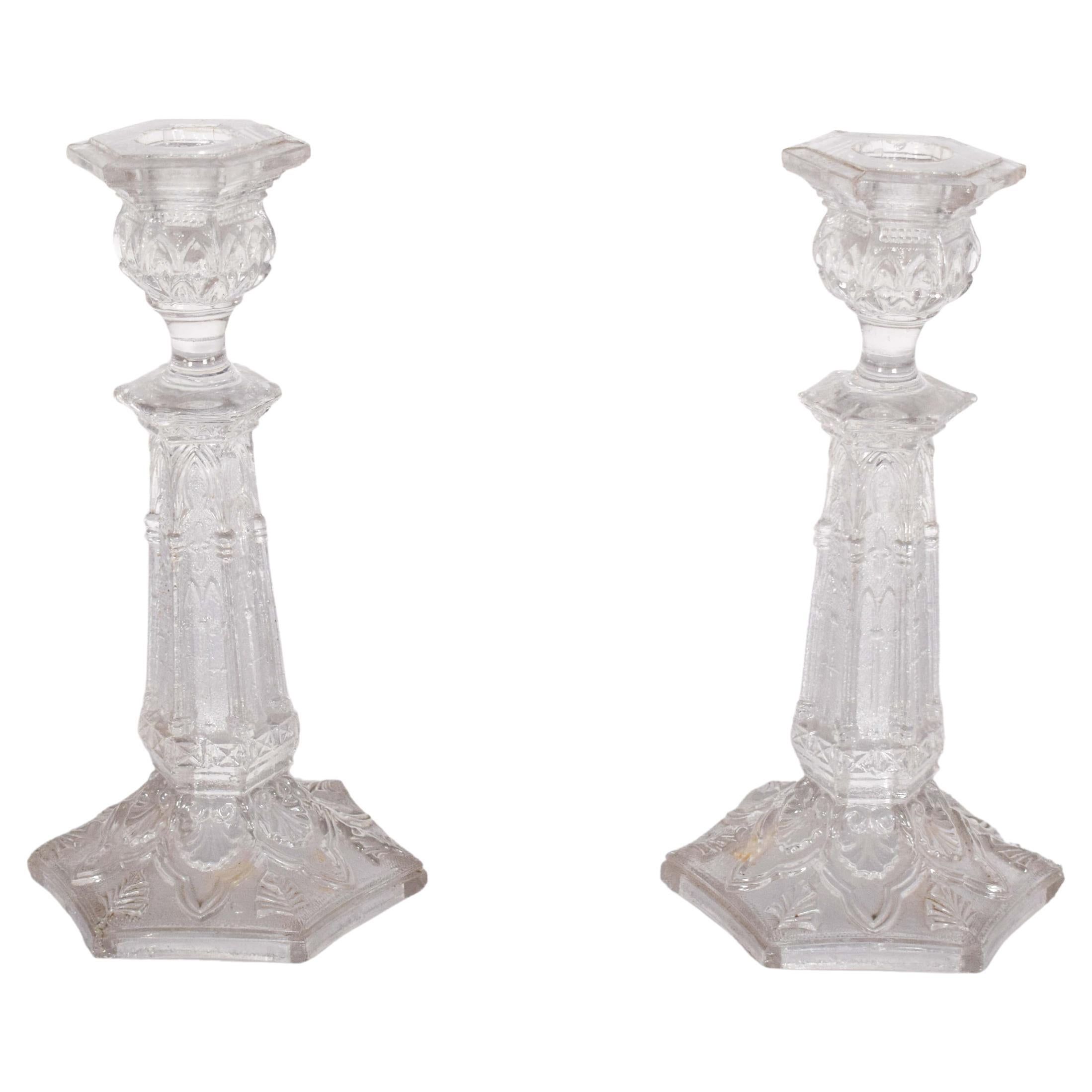 Coppia di candelabri in vetro con rilievi