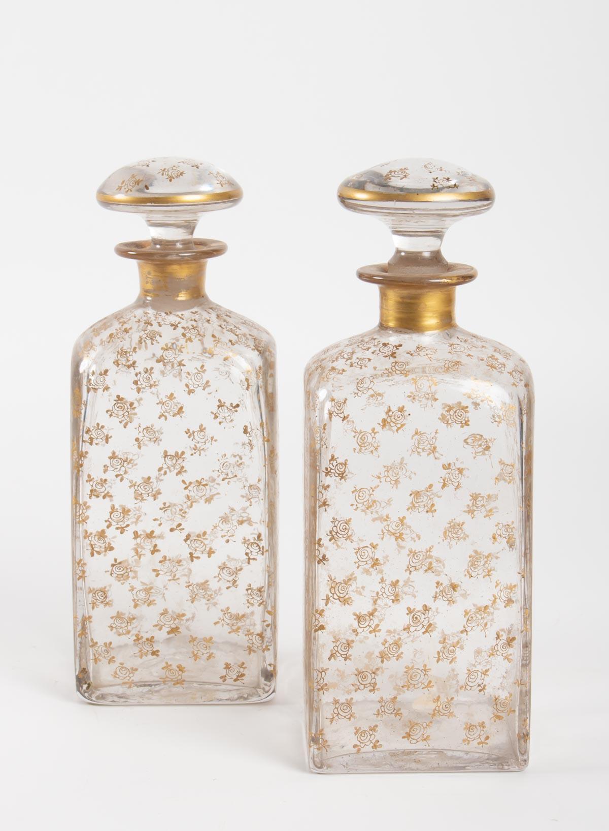 Pair of glass carafes, decorated with golden patterns, Louis Philippe period, 1840-1850
Measures: H 26cm, W 10cm, W 8cm.
