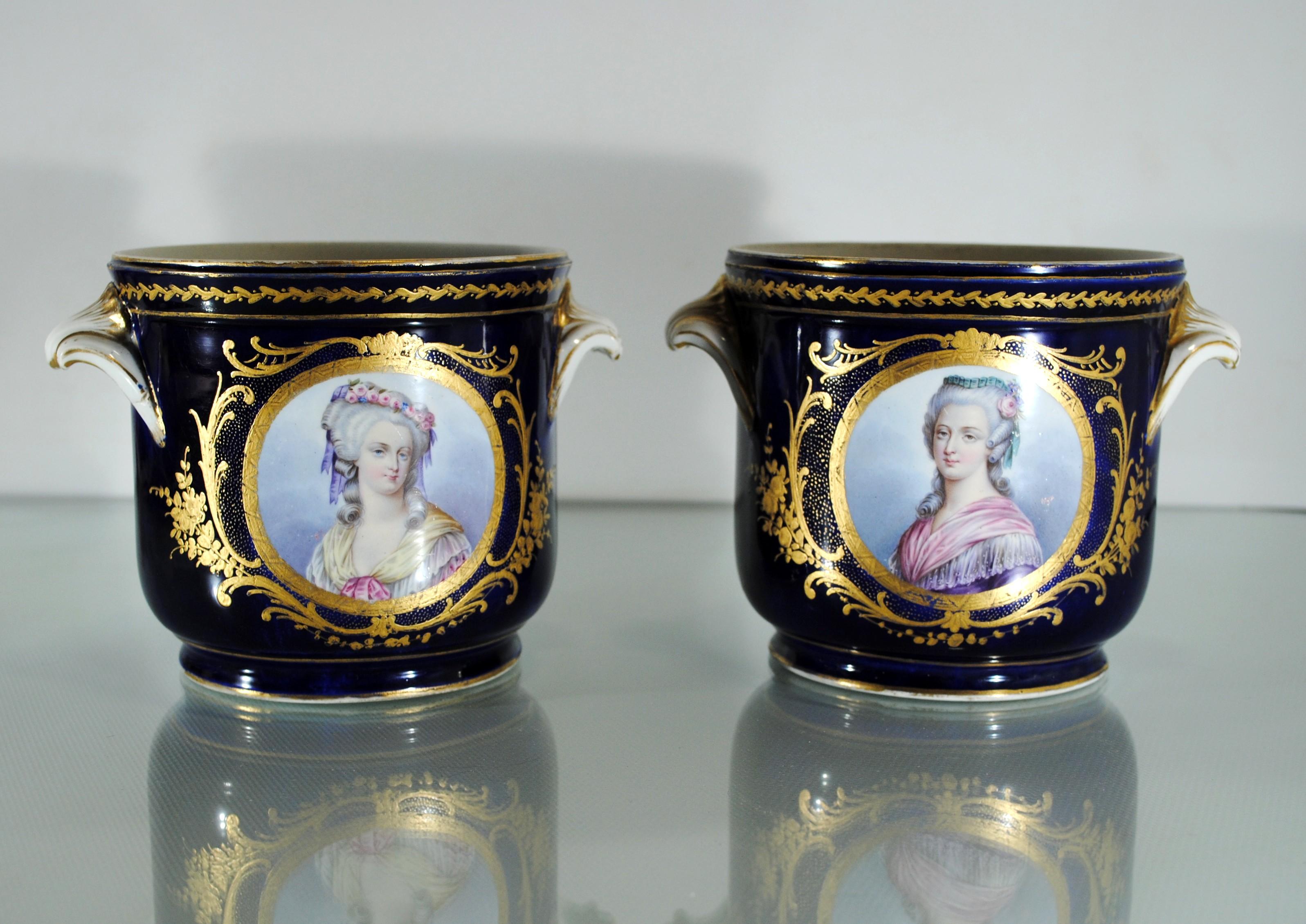 Rare paire de rafraîchisseurs de verre à vin en porcelaine du début du 19e siècle, vers 1820. Illustré de deux médaillons de portraits miniatures de femmes illustres au recto et des monogrammes floraux 