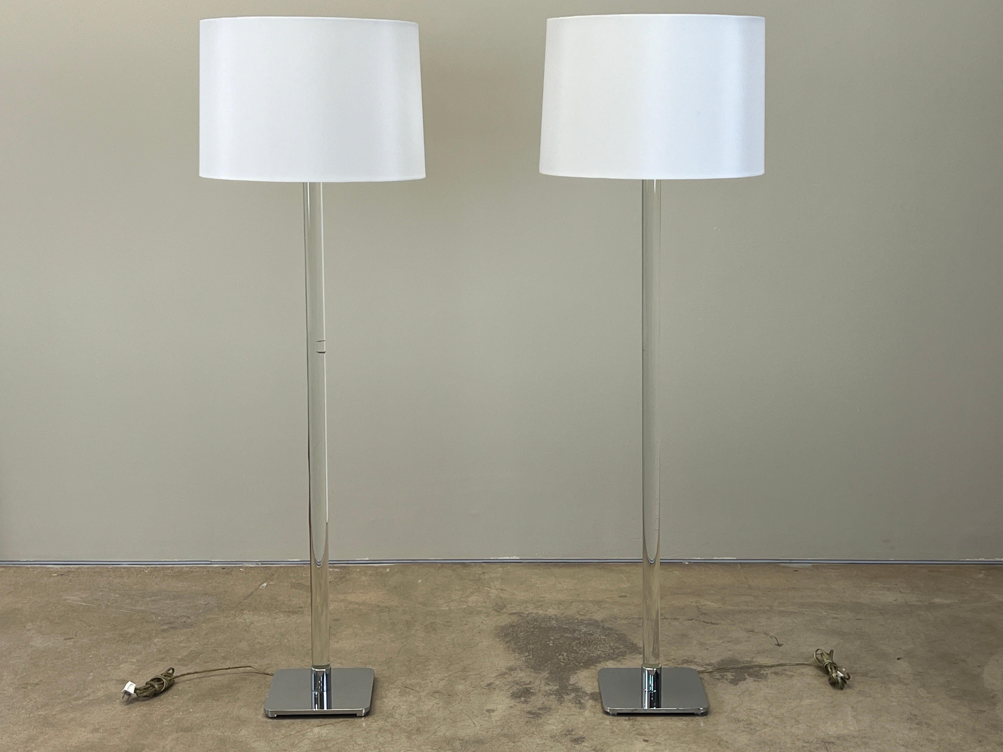 Paire de lampadaires à tige de verre sur base chromée par Hansen Lighting. 