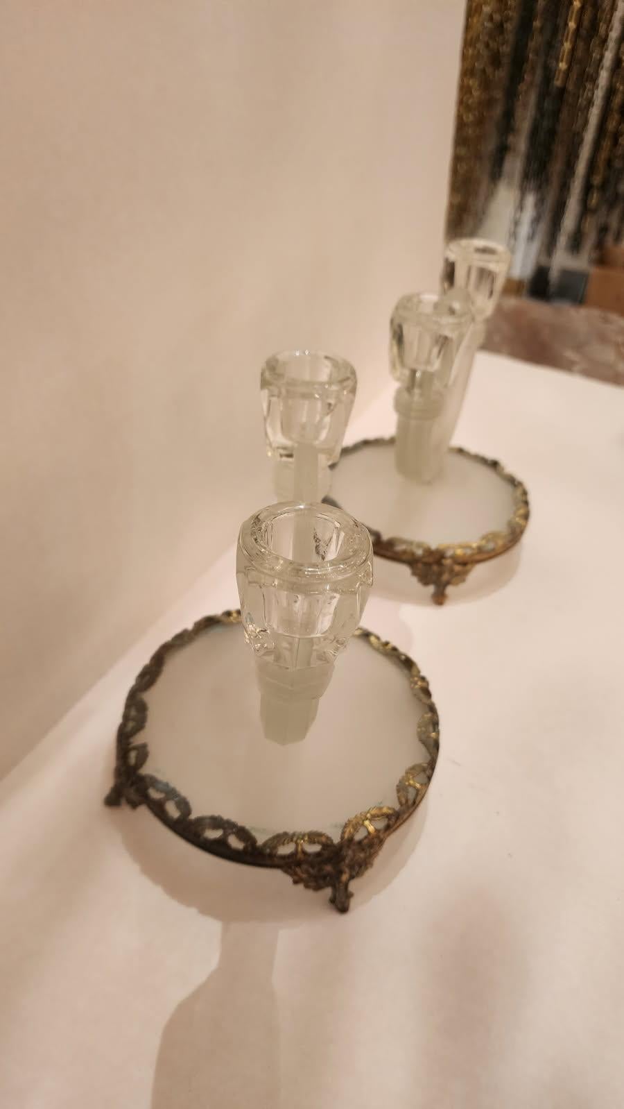Questa inserzione presenta una coppia di candelabri in vetro smerigliato con decorazione a vite e piedini in ottone. Queste decorazioni in stile Art Decor sono di dimensioni più piccole, ma sono comunque accattivanti e renderanno più elegante