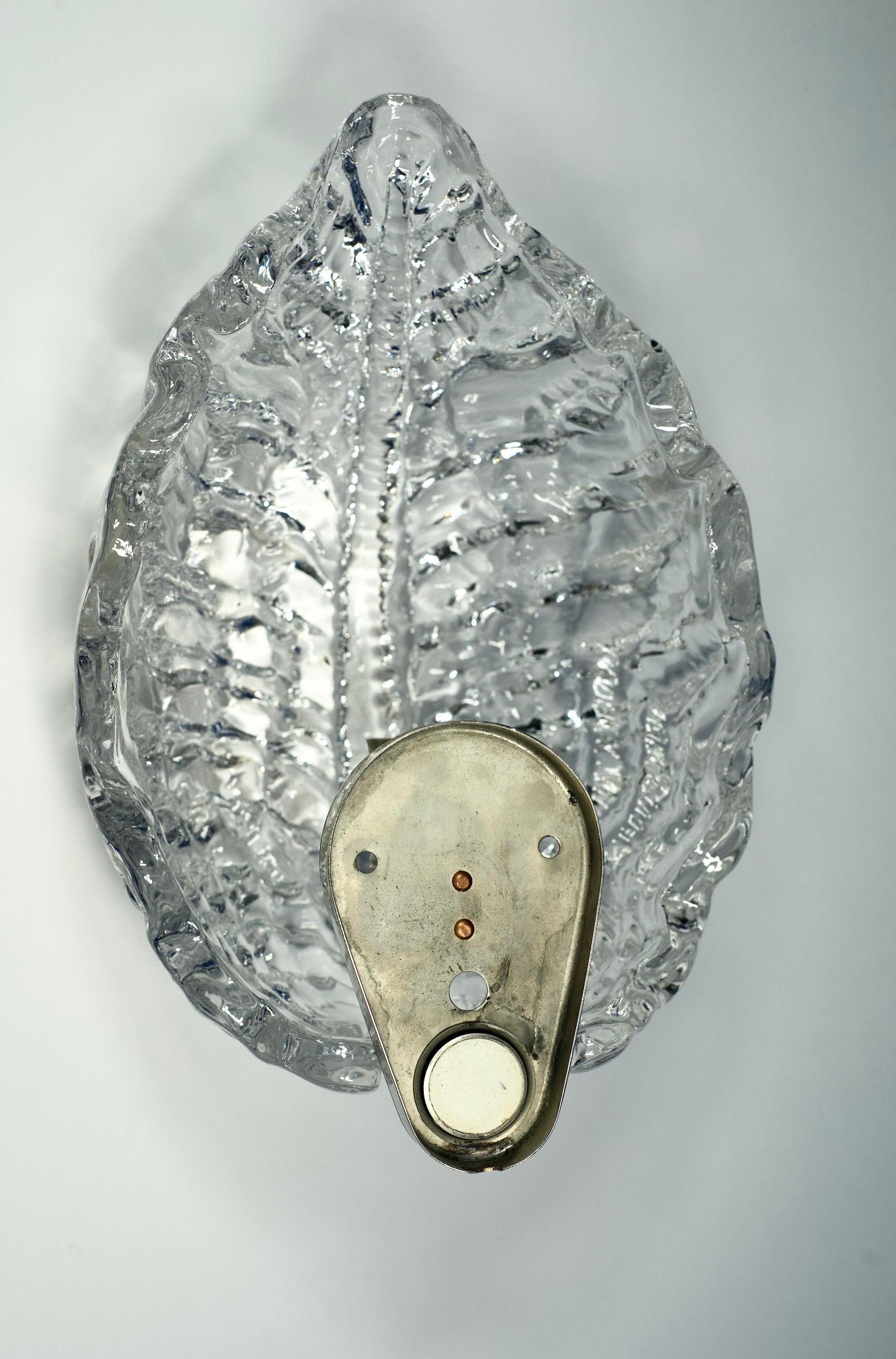 Mid-Century moderno Coppia di appliques in vetro a forma di foglia di Orrefors, Carl Fagerlund Svezia 1970 in vendita