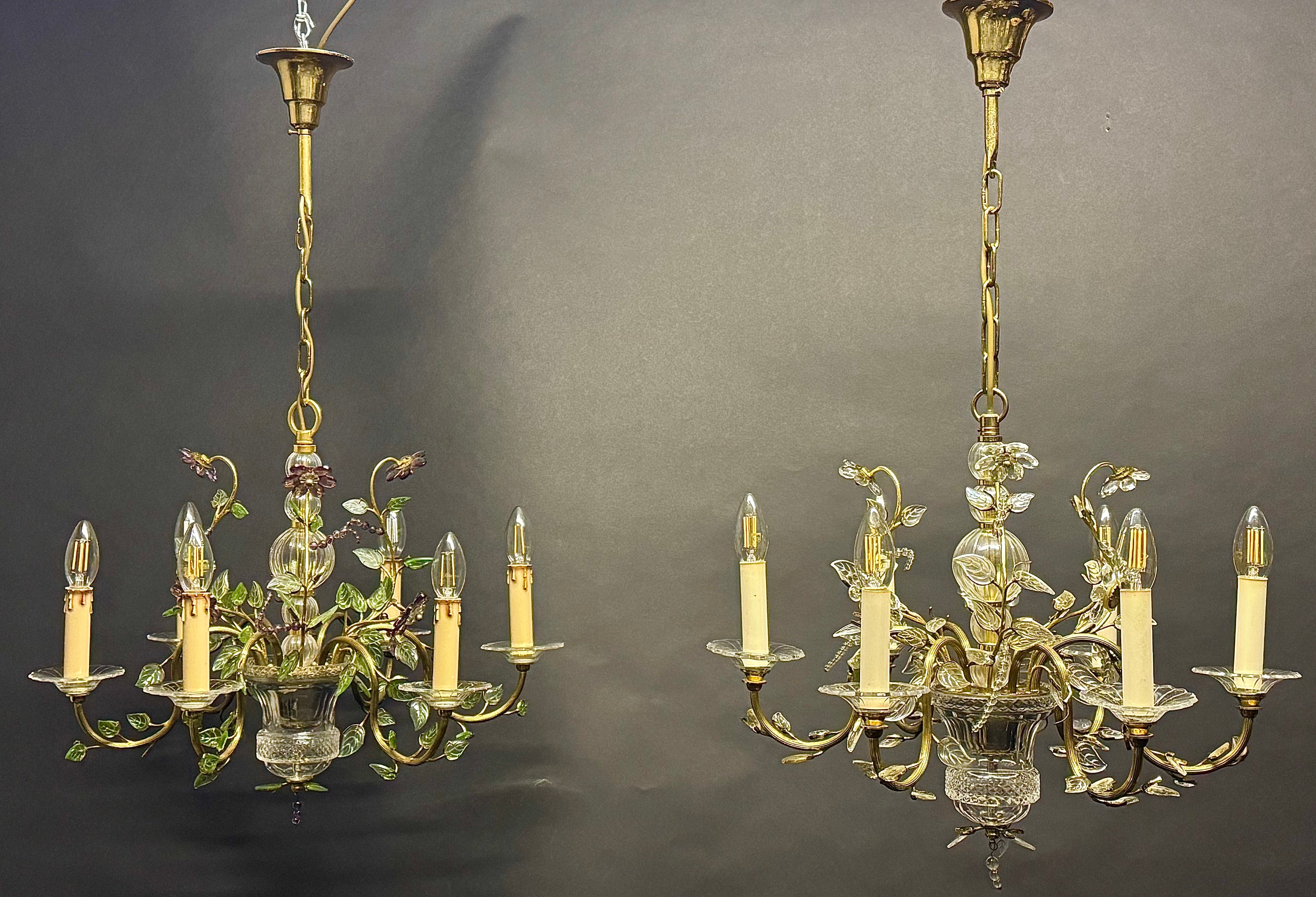Un bellissimo paio di  lampadari a sei luci in vetro trasparente e cristallo ametista nello stile della Maison Baguès, Francia, anni '50 circa.
Queste bellissime lampade artigianali sono realizzate in ottone dorato, cristallo, vetro trasparente,
