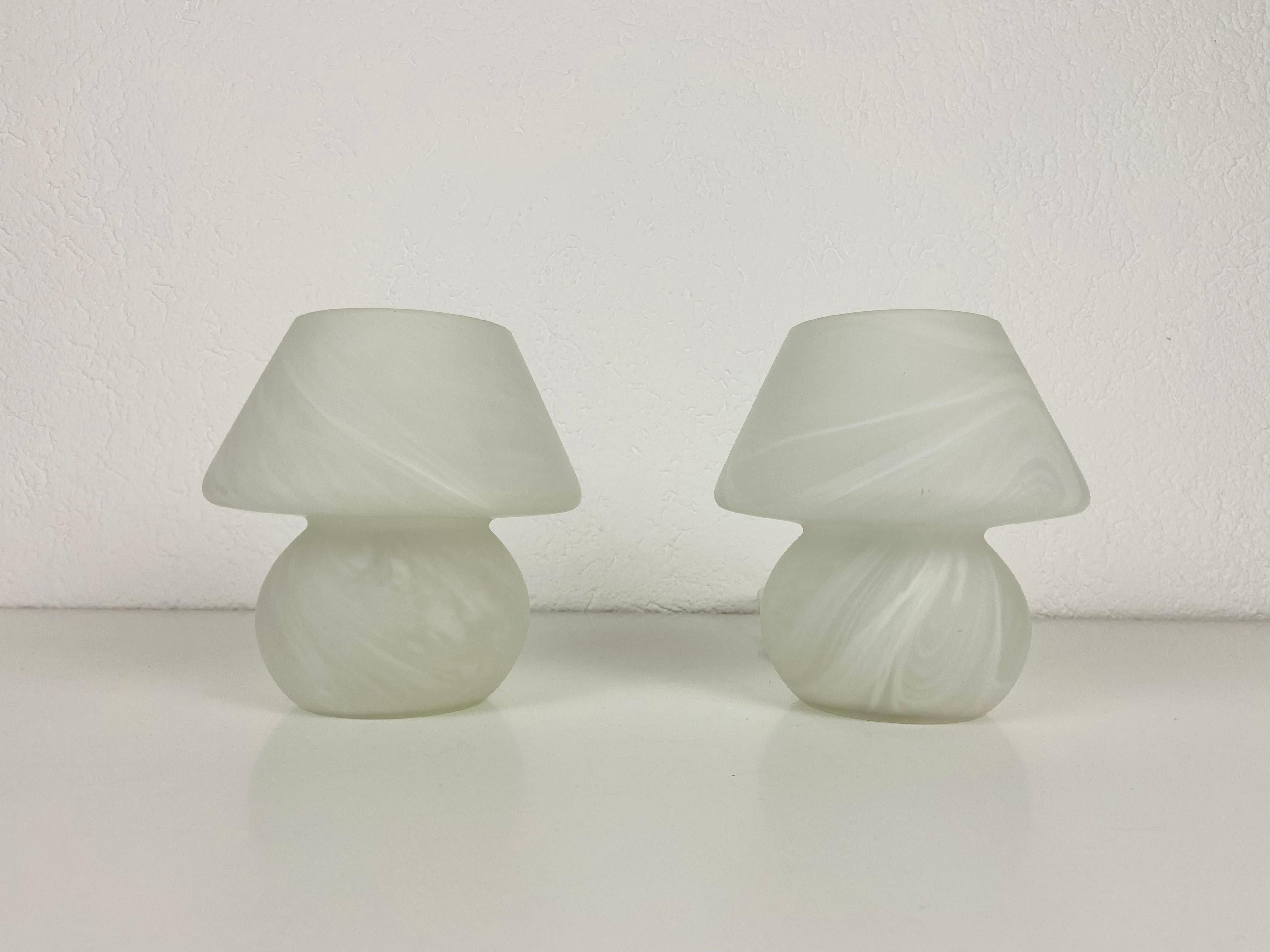 Pair of beautiful Italian table lamps. They have a extraordinary mushroom shape. Very good vintage condition.

The lights require E14 light bulbs. Works with both 120/220 V. Very good vintage condition.

      