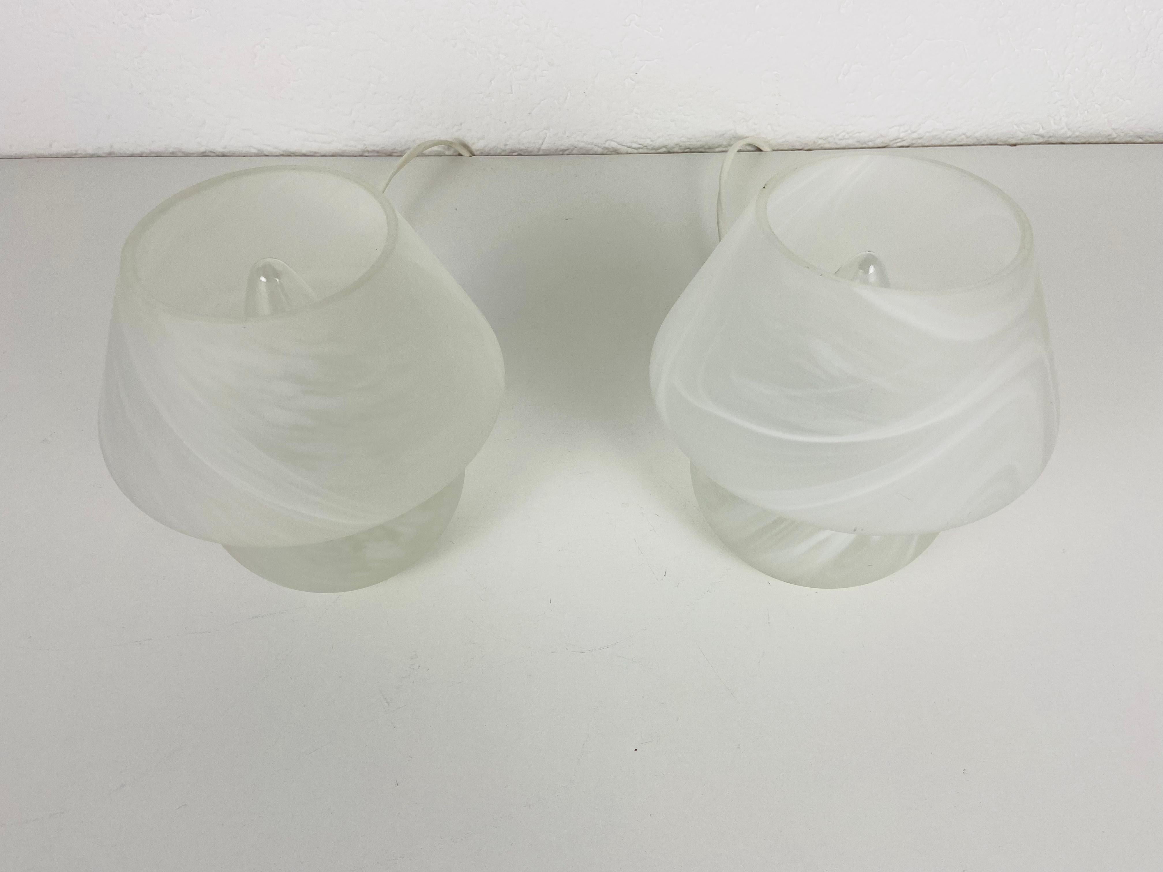 Postmoderne Paire de lampes de bureau en verre en forme de champignon, Italie, années 1980 en vente