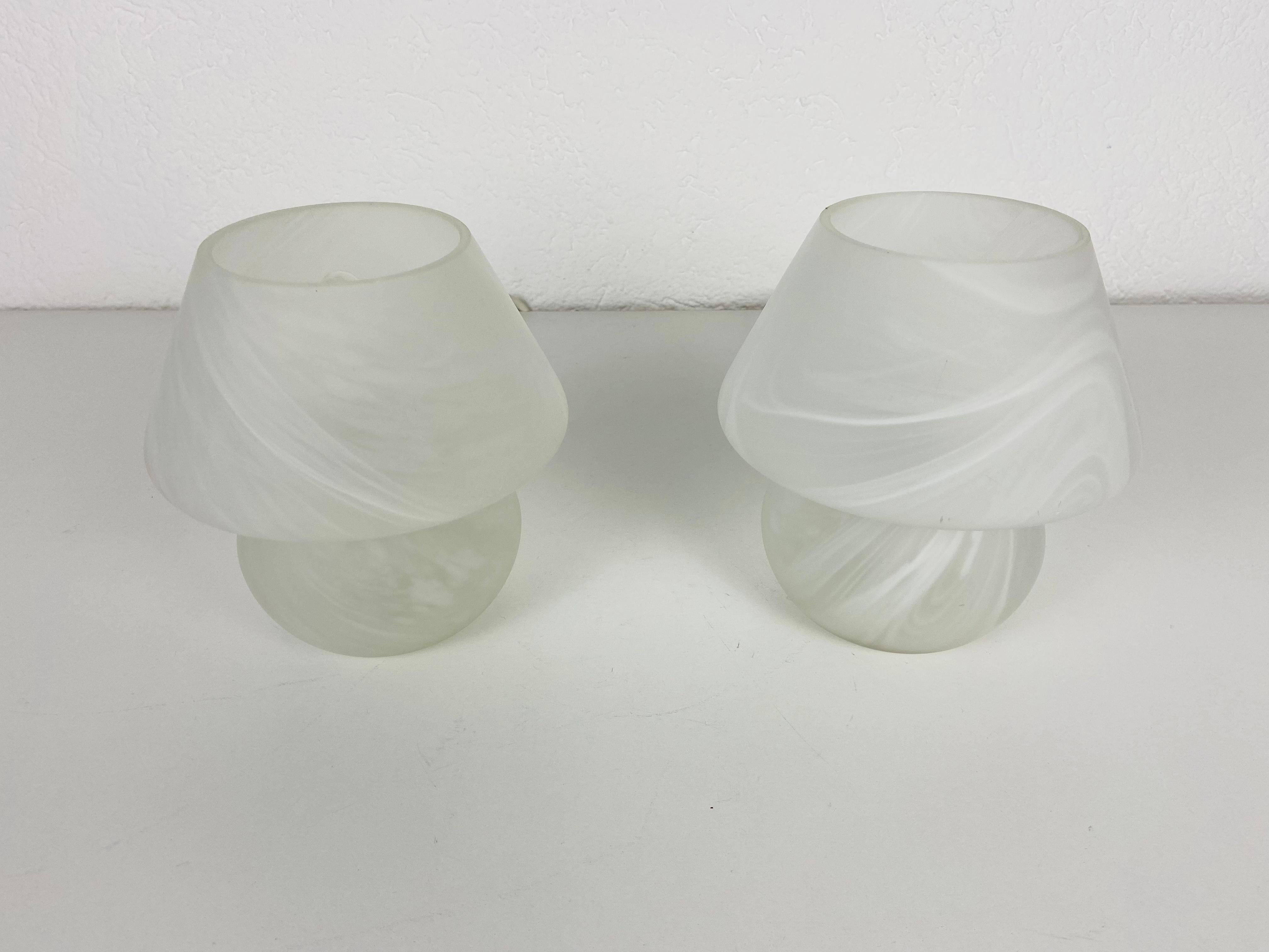 italien Paire de lampes de bureau en verre en forme de champignon, Italie, années 1980 en vente