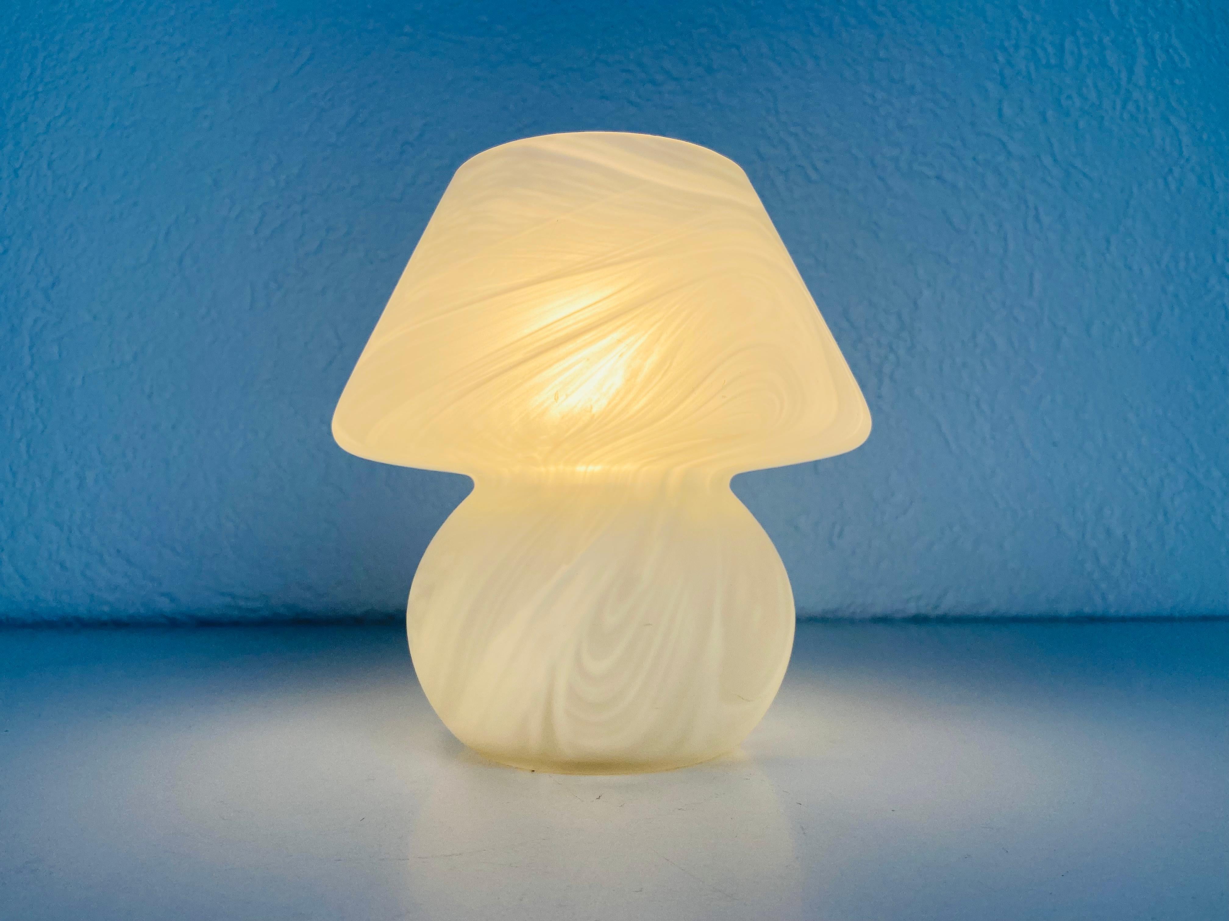 Verre Paire de lampes de bureau en verre en forme de champignon, Italie, années 1980 en vente