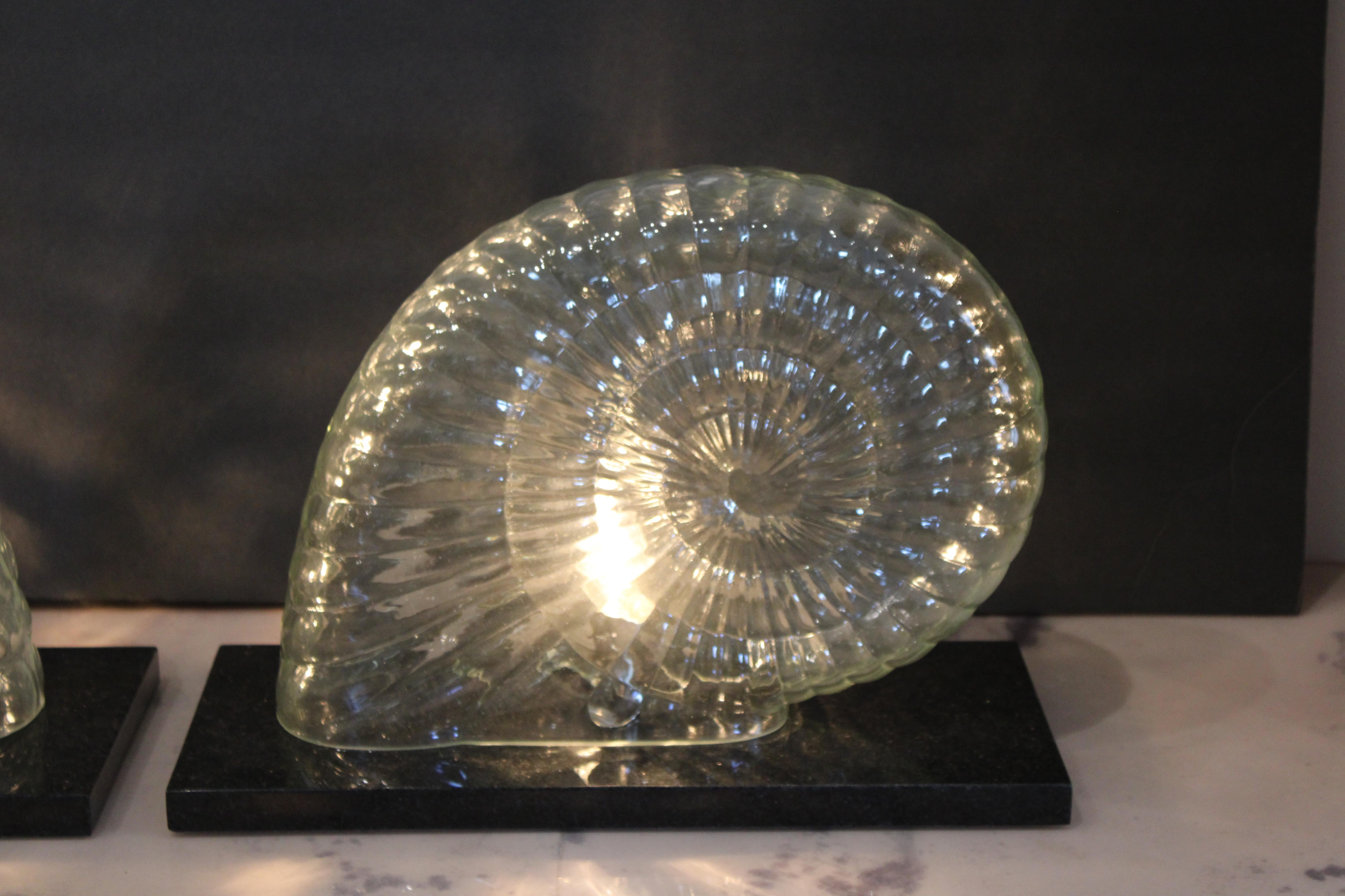 Américain Paire de lampes Nautilus en verre en vente