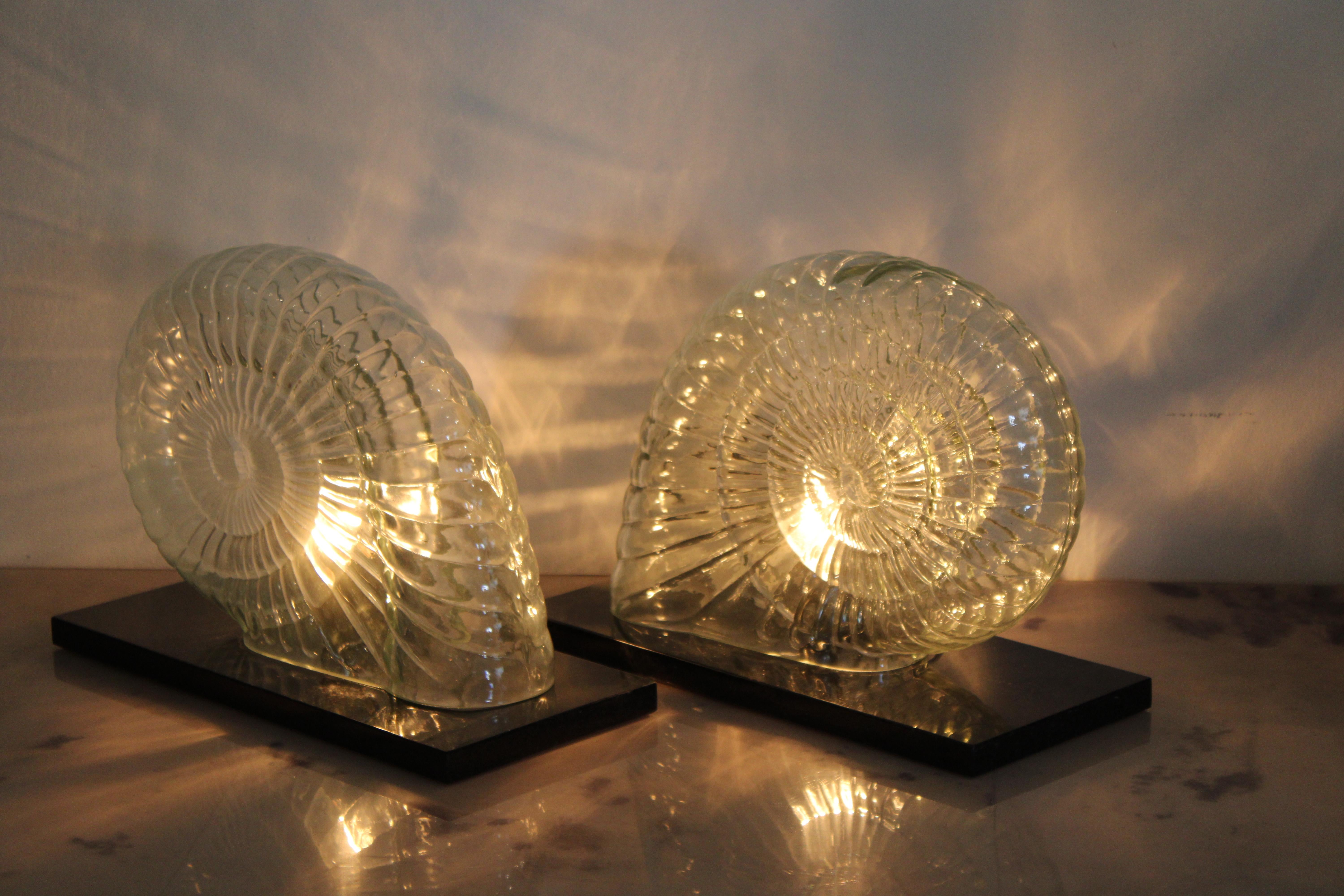Paire de lampes Nautilus en verre Bon état - En vente à Palm Springs, CA