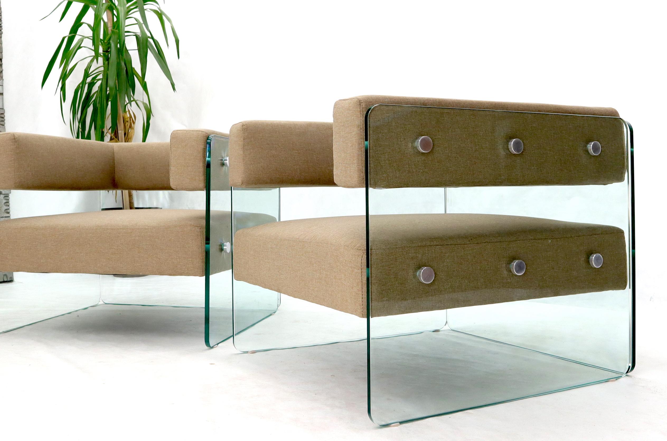 Paire de chaises cubiques en verre de style moderne du milieu du siècle.
