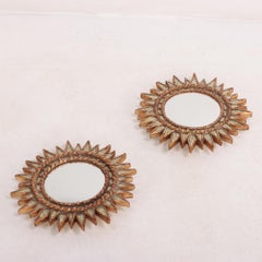 Coppia di specchi bombati in vetro e resina.