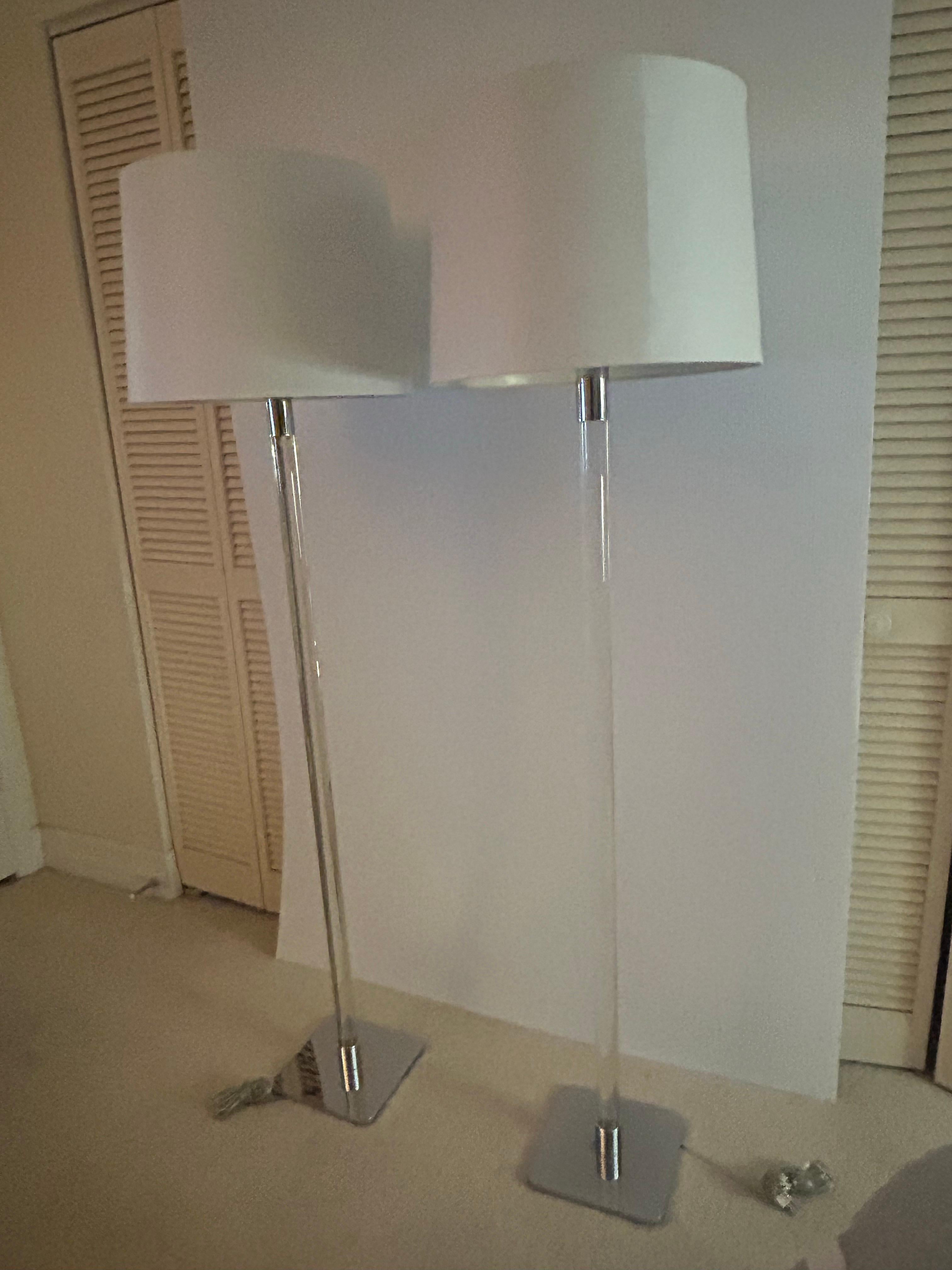 Coppia di lampade da terra con asta in vetro Stewart Ross James per Hansen Lighting Co. C 1970 in vendita 6