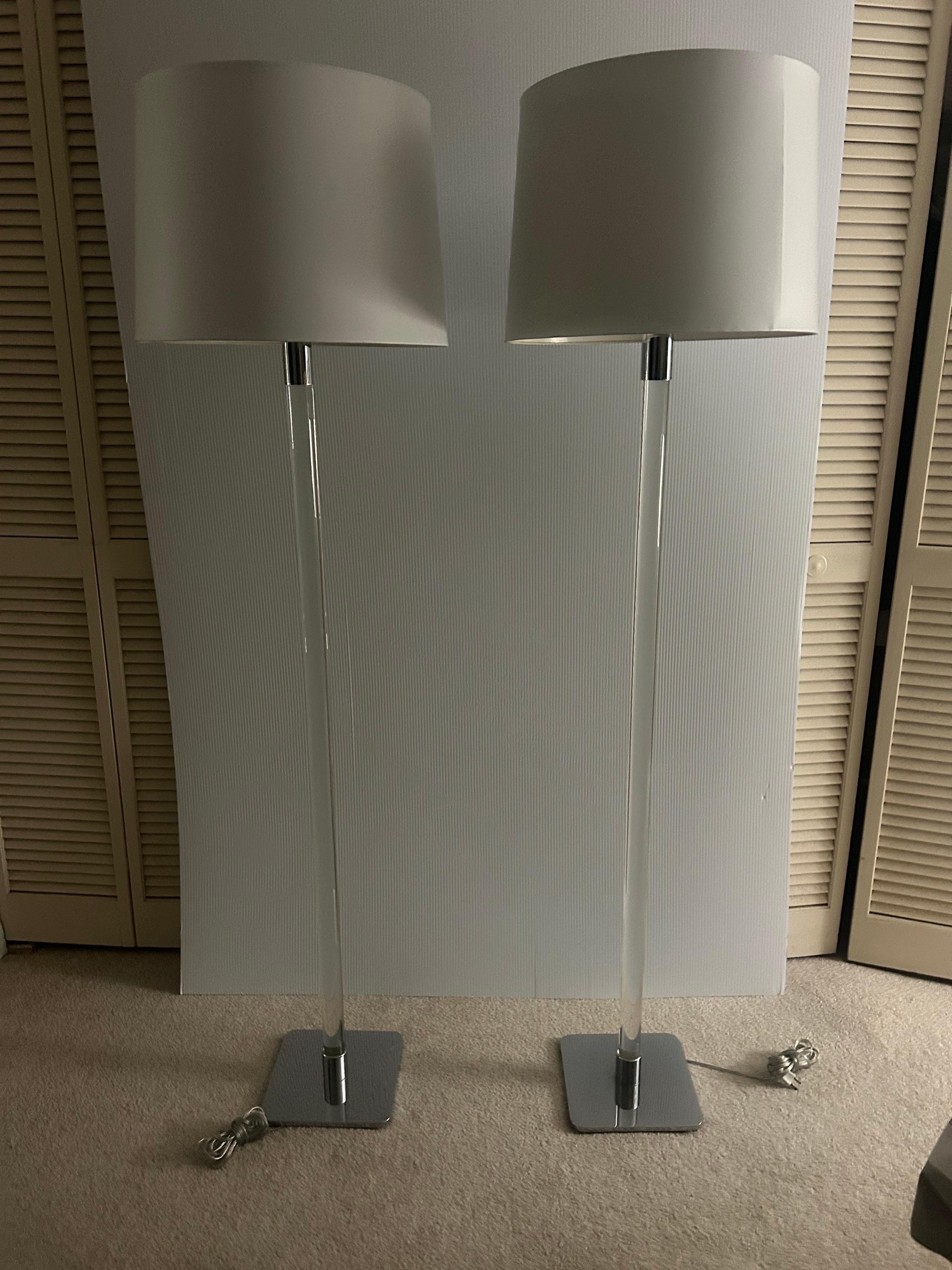 Coppia di lampade da terra con asta in vetro Stewart Ross James per Hansen Lighting Co. C 1970 in vendita 11