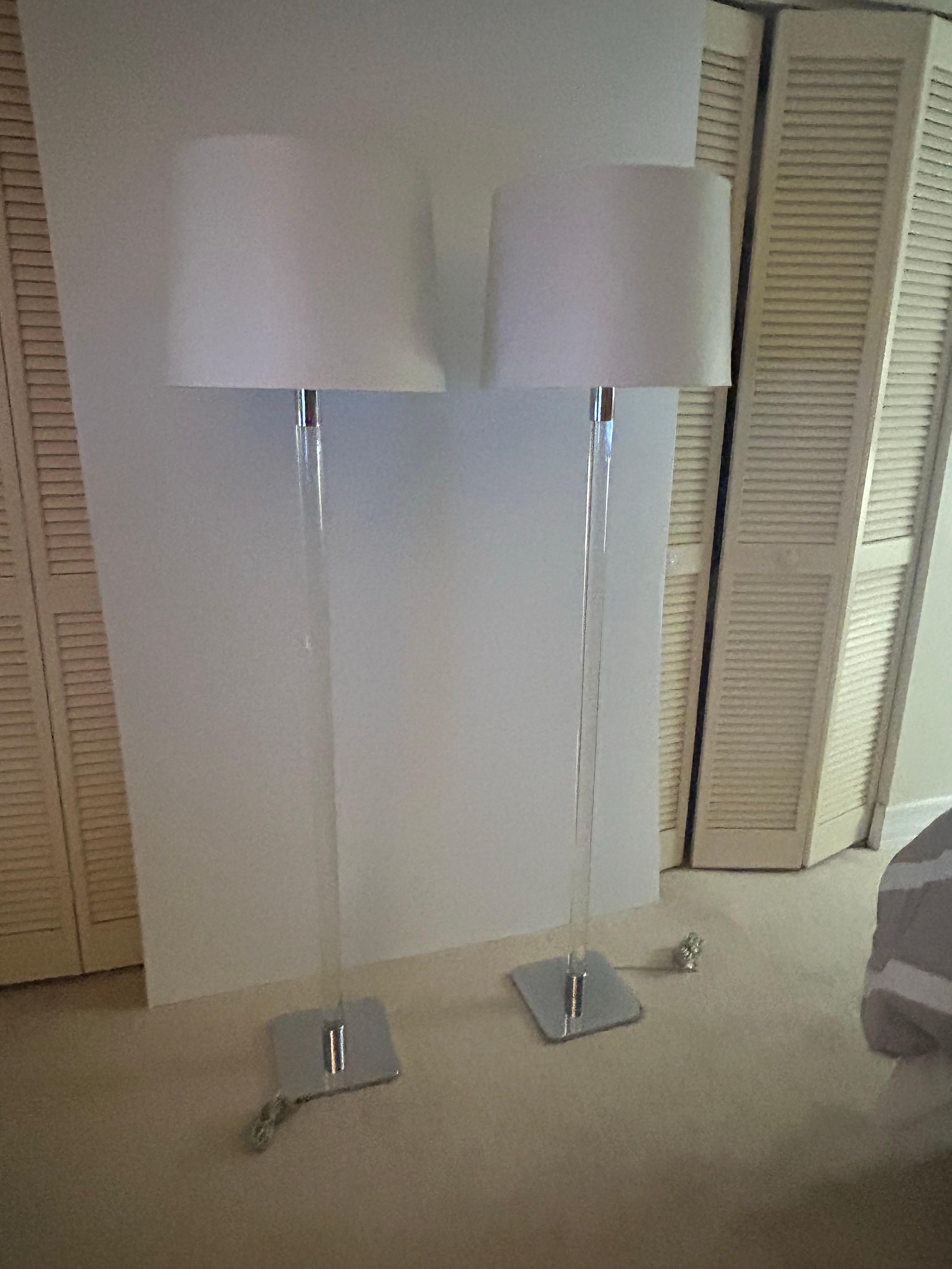 Coppia di lampade da terra con asta in vetro Stewart Ross James per Hansen Lighting Co. C 1970 in vendita 4