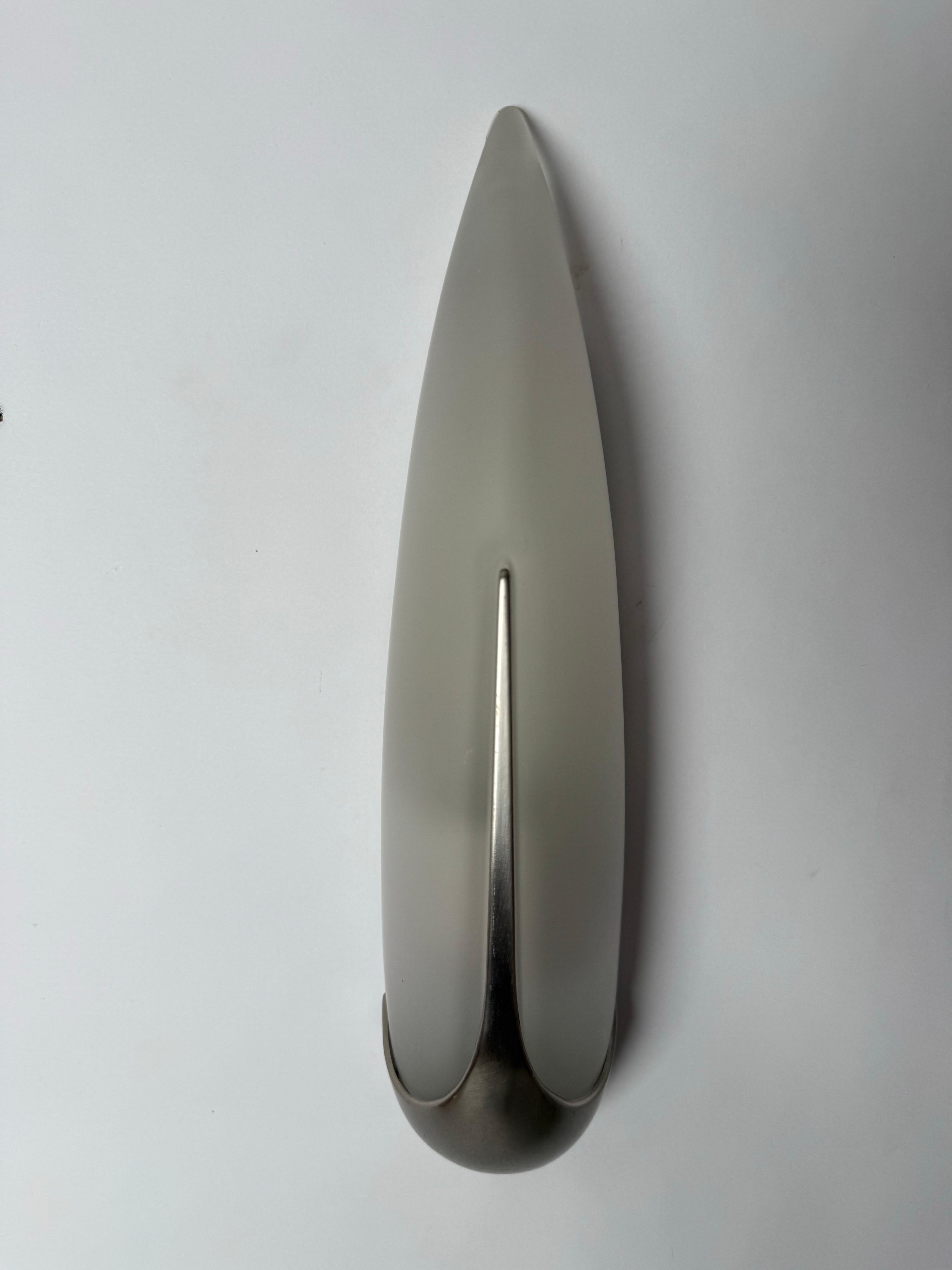 Questa bellissima coppia è in stile lampade da parete Art&Deco. È stata prodotta intorno agli anni '80 ma, nonostante il lungo periodo di esistenza, queste lampade da parete sono ancora bellissime e funzionano perfettamente. La lampada ha un