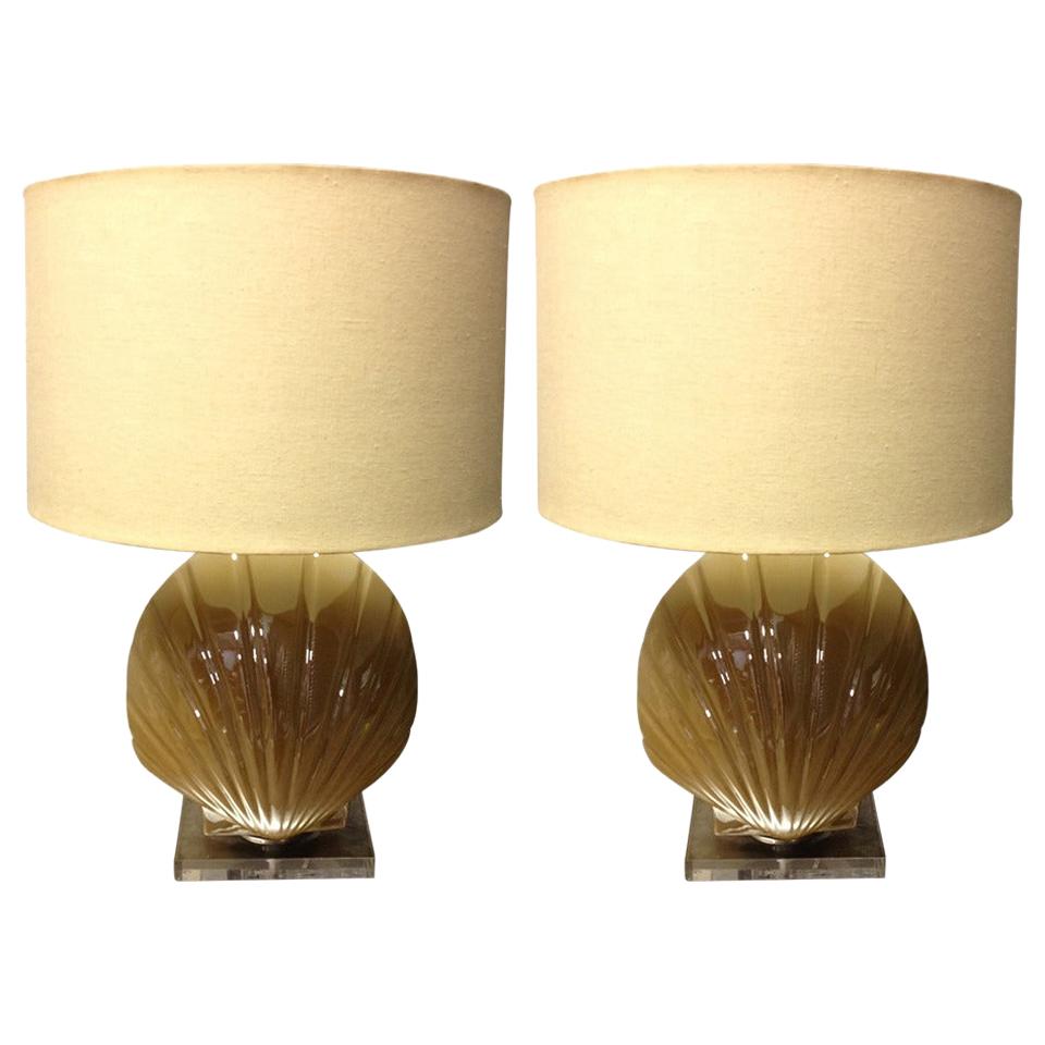 Paire de lampes en forme de coquille de verre avec bases en lucite en vente