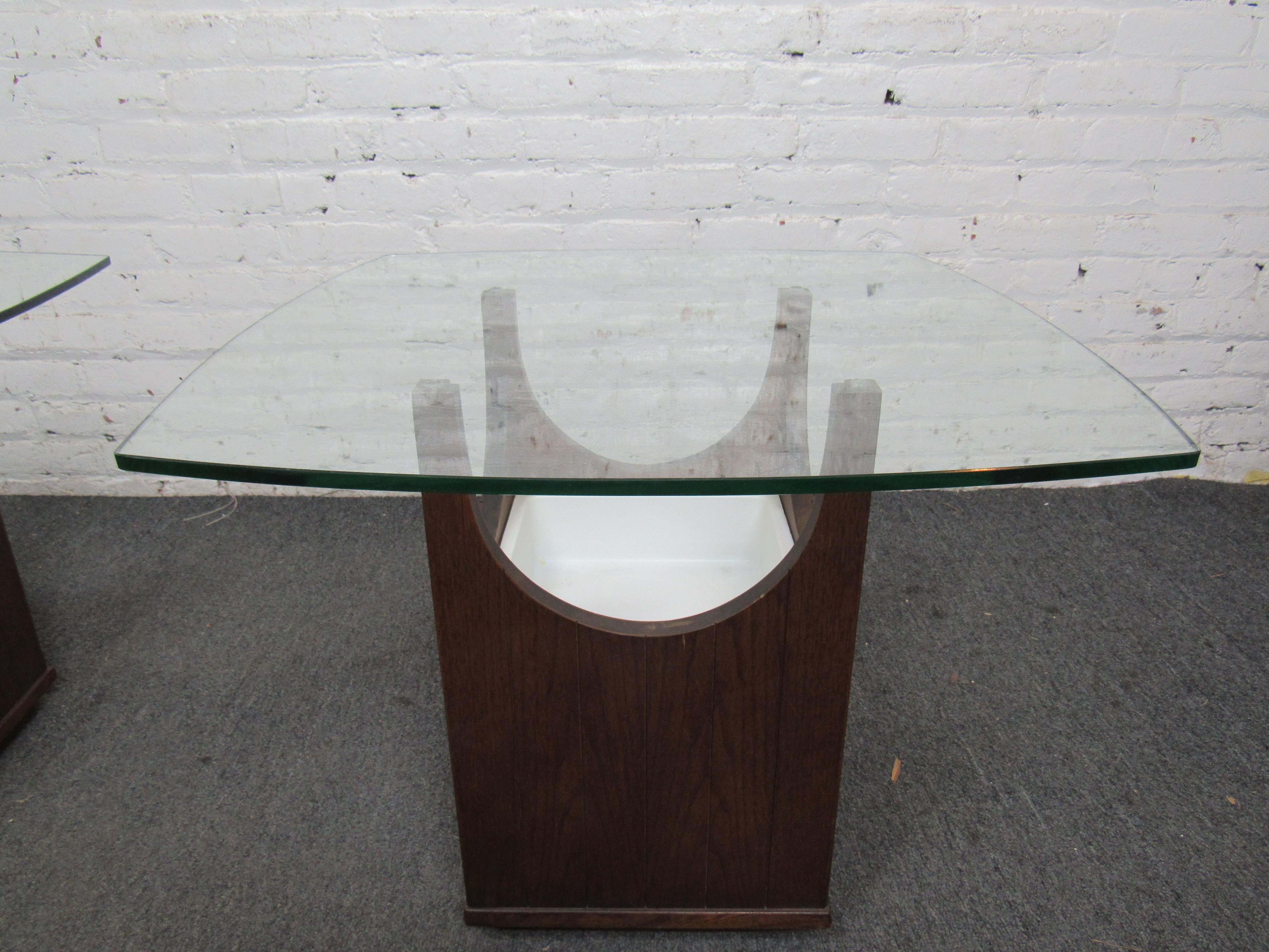Mid-Century Modern Pair of Glass Side Tables For Sale