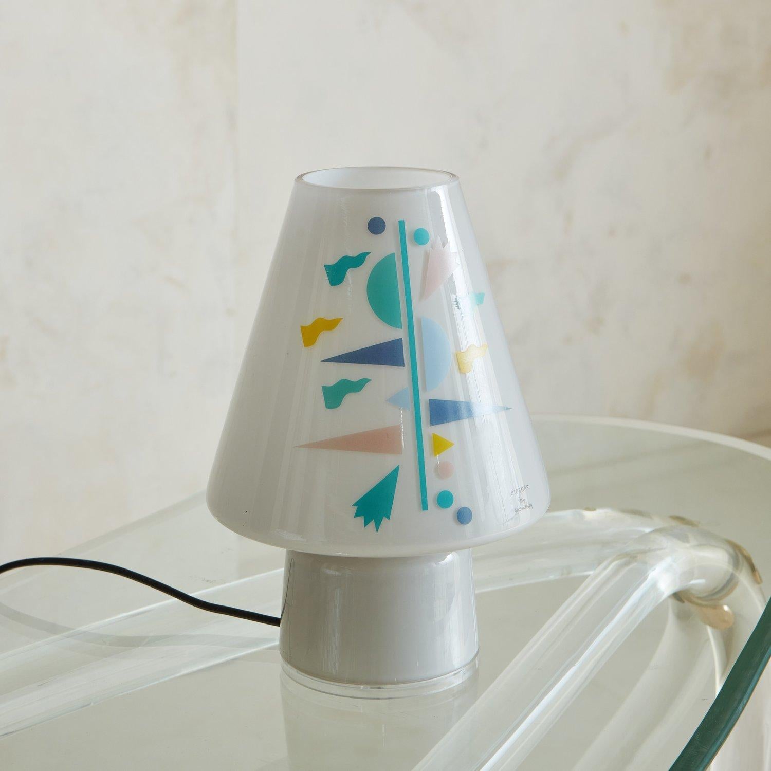 Paire de lampes d'appoint en verre d'Alessandro Mendini pour Artemide, France, années 1980 Bon état à Chicago, IL
