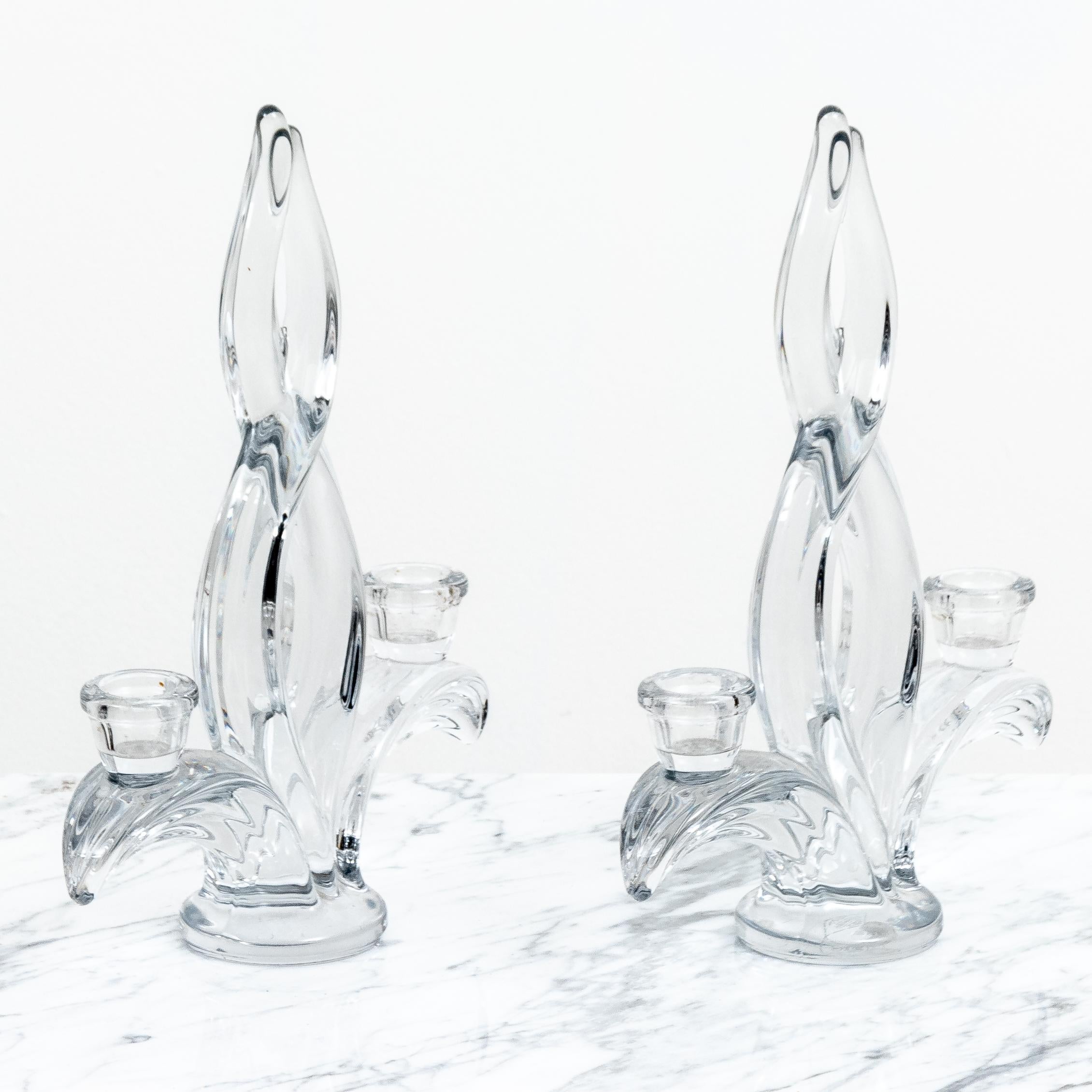 Paire de chandeliers en verre avec un élégant design en torsion d'orge, vers le milieu du 20e siècle. Veuillez noter l'usure correspondant à l'âge.