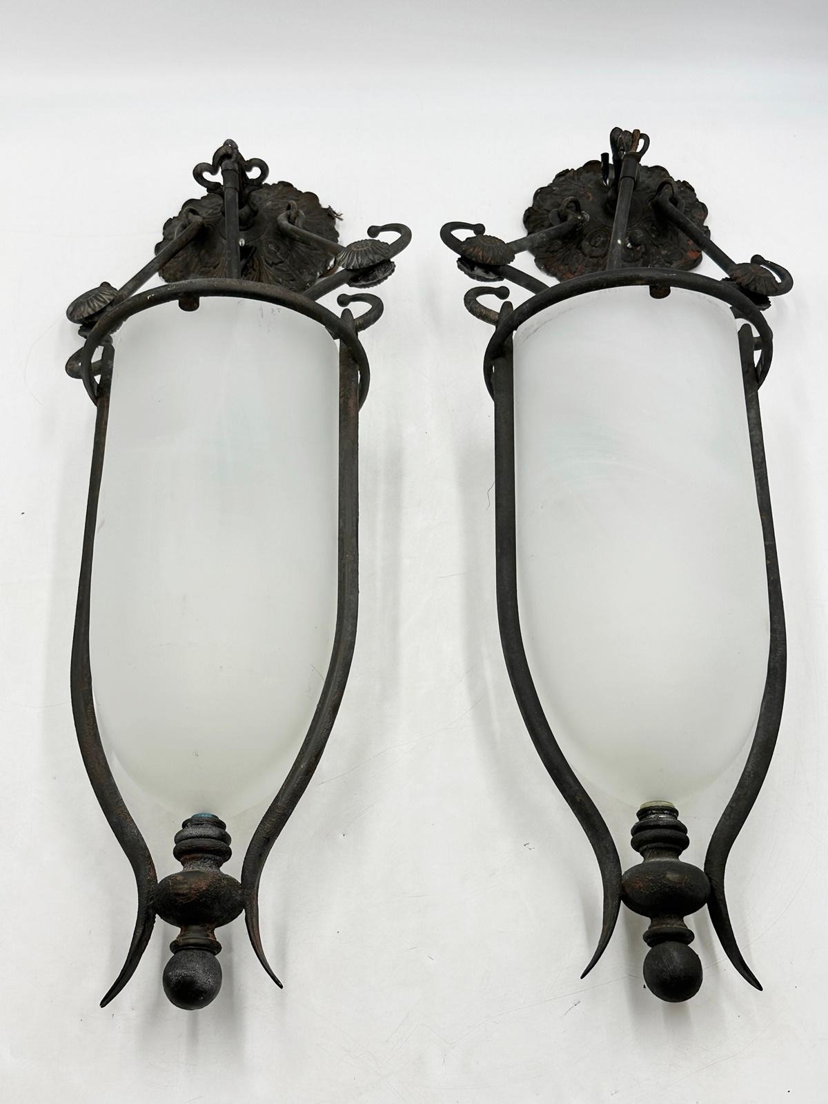 Voici l'exquise paire de lanternes en verre et en acier fabriquée par les estimés Lantern Masters, USA 2000's. 

Ces appliques opulentes redéfinissent l'Eleg avec leur fusion captivante de verre et d'acier.
 Les abat-jours en verre, méticuleusement