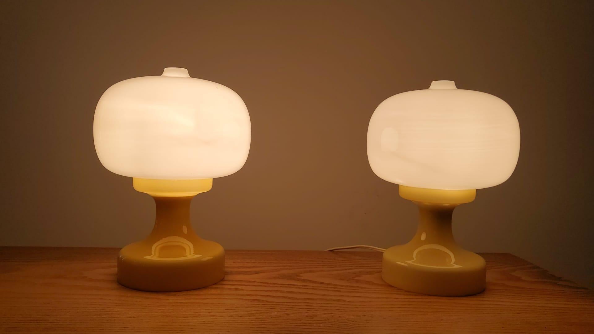 Paar Glas-Tischlampen, 1970er Jahre im Angebot 1