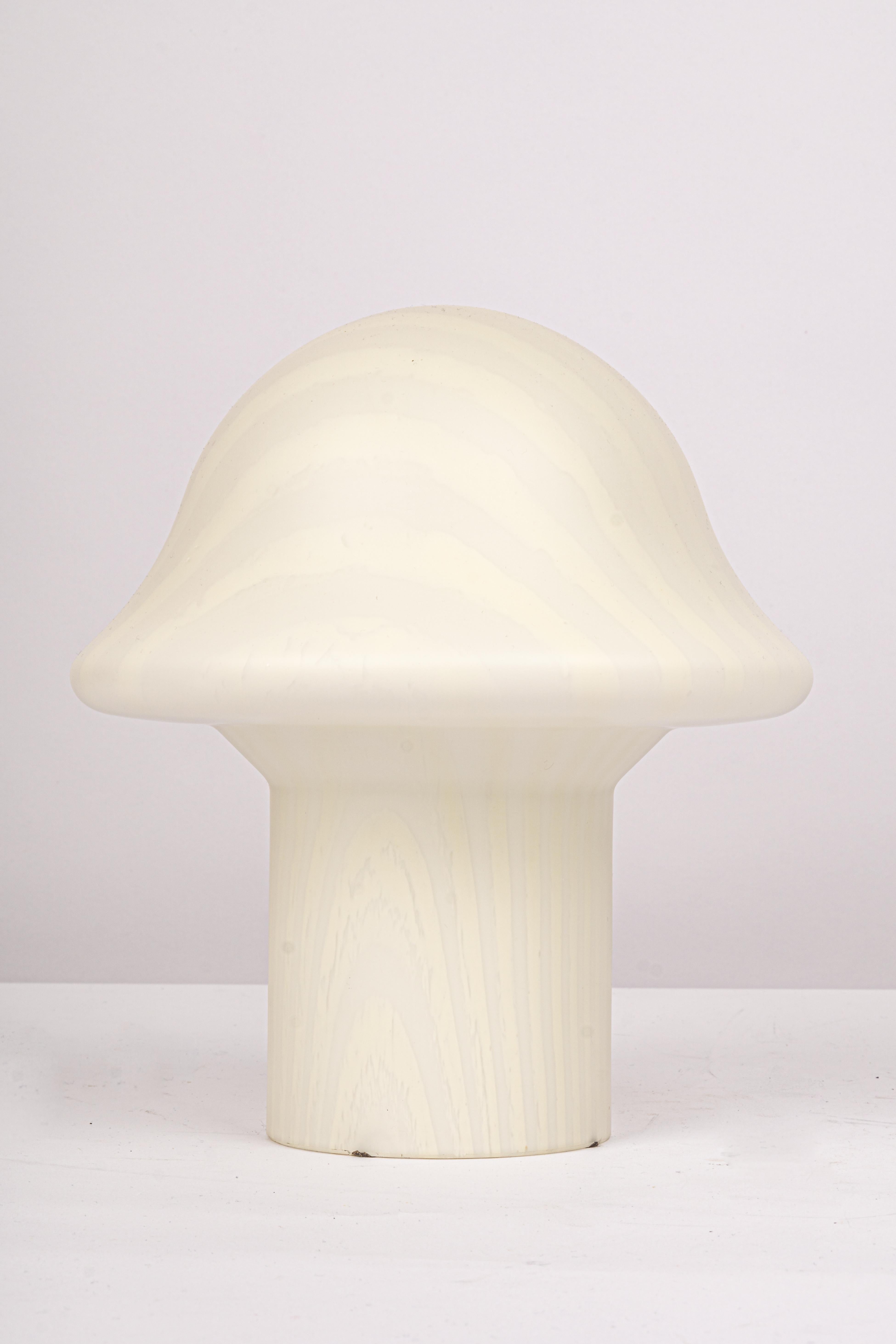Maravillosa pareja de lámparas de sobremesa en forma de seta de mediados de siglo, de Peill & Putzler, Alemania, años 70.
De una sola pieza de vidrio soplado y encamisado.
Fabricante: Peill & Putzler

Impresionante forma de cristal y en muy buen