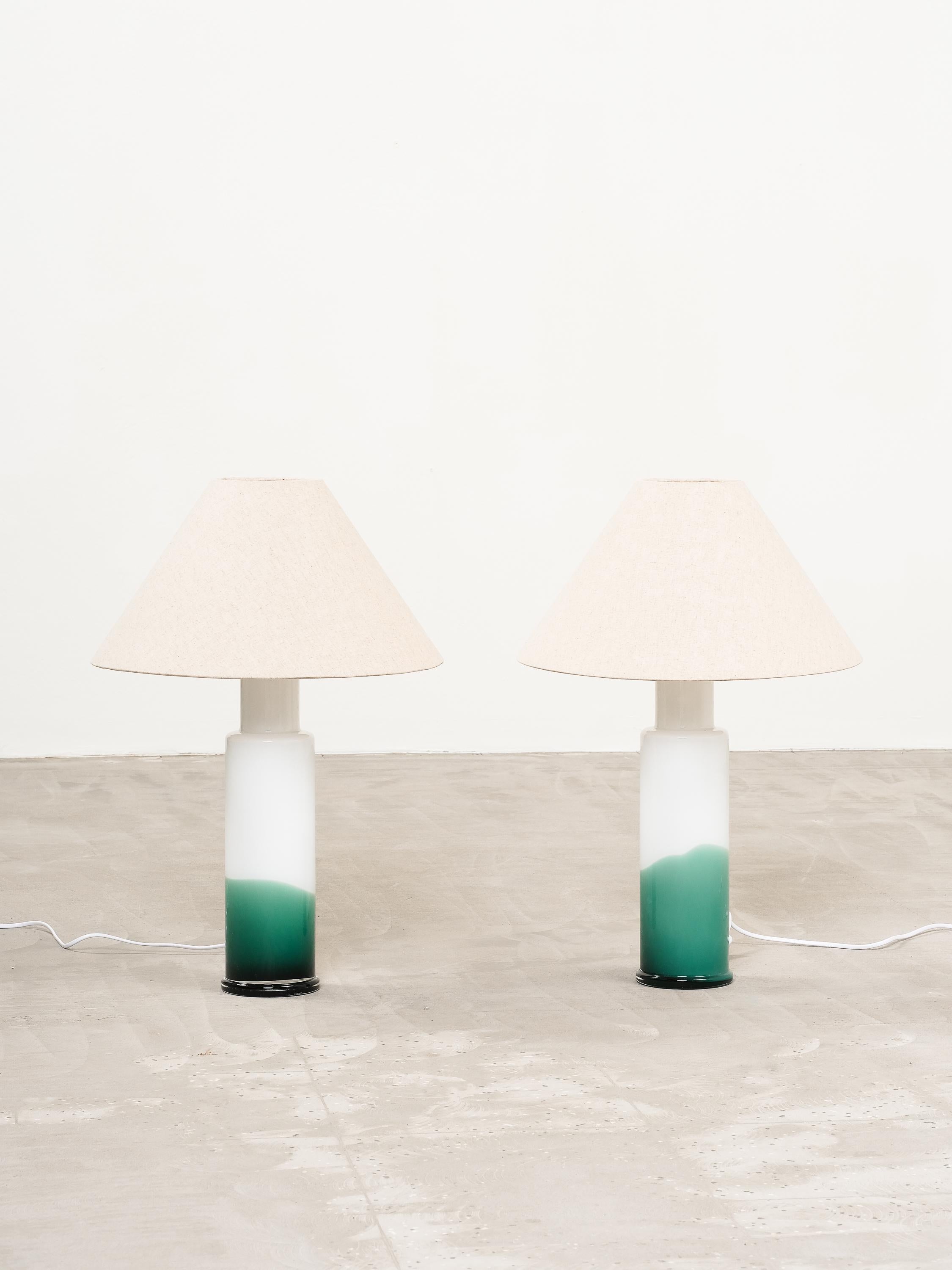 Paire de lampes de table en verre soufflé par Luxus, Vittsjö Suède, années 1970. Conçu par Uno & Östen Kristiansson. Bon état, soufflé à la main, donc chaque lampe est légèrement différente.

Abat-jour non inclus.