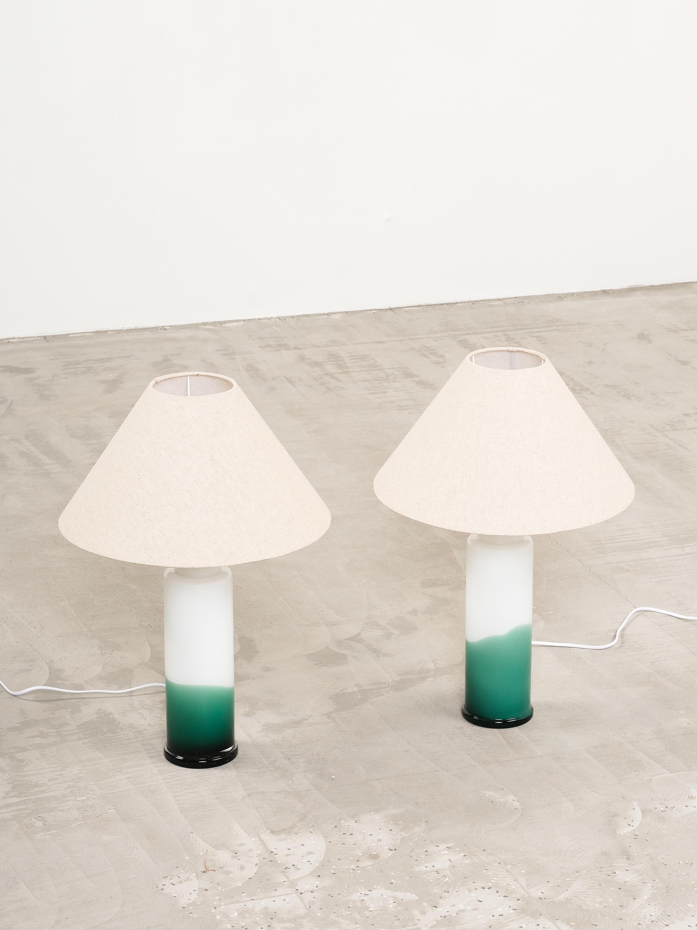 Scandinave moderne Paire de lampes de table en verre par Uno & Östen Kristiansson pour Luxus, Suède, années 1970 en vente
