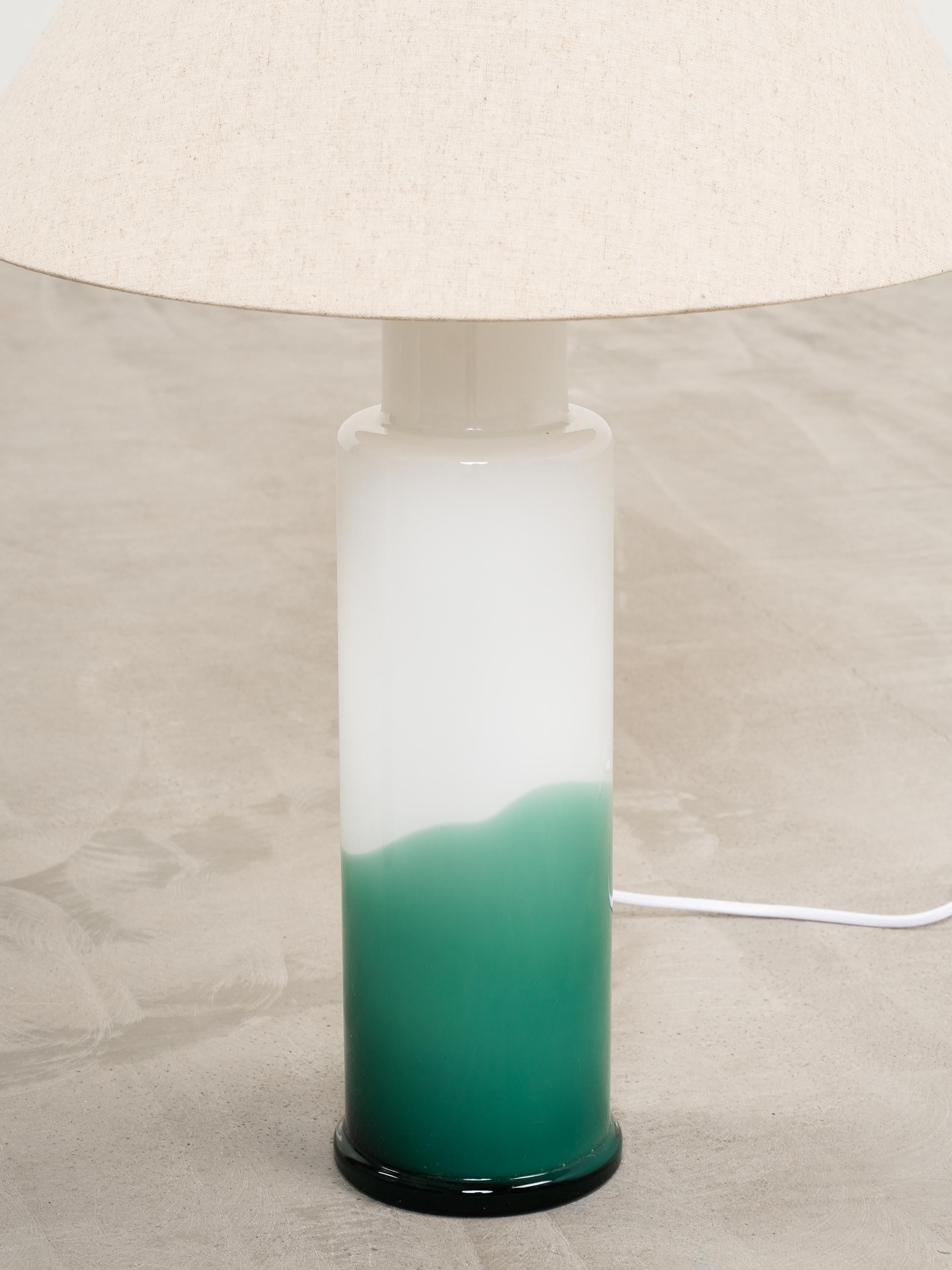 Paire de lampes de table en verre par Uno & Östen Kristiansson pour Luxus, Suède, années 1970 Bon état - En vente à Karis, Nyland