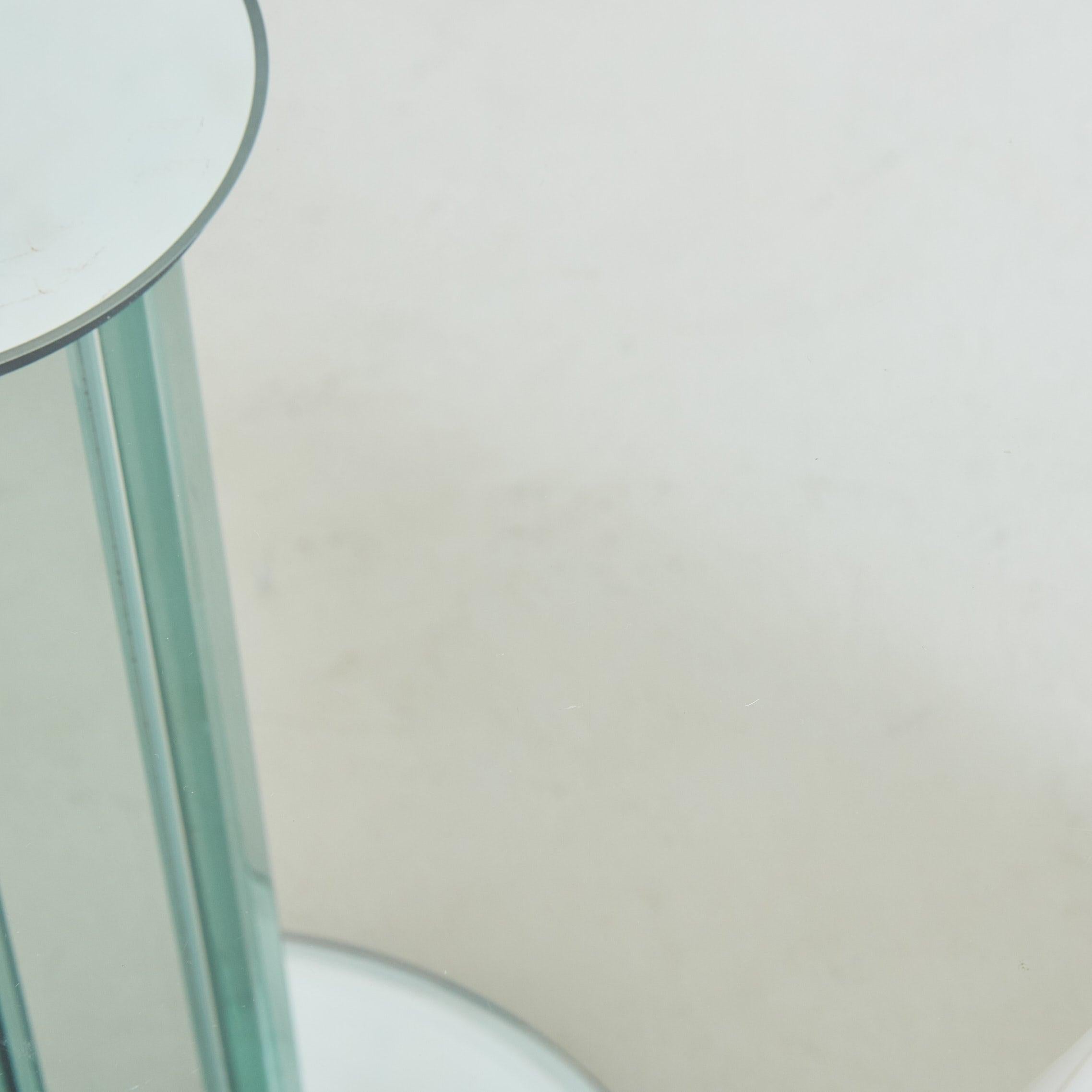 Pareja de mesas auxiliares con tapa de cristal y espejo Atribuidas a Luigi Massoni para Gallotti Italiano en venta