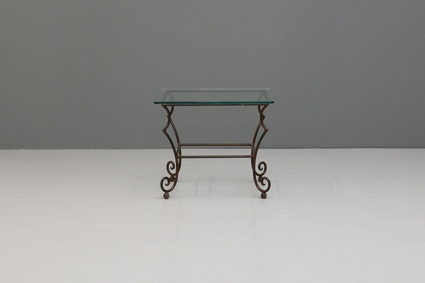 Paire de tables d'appoint en fer forgé avec plateau en verre. Vers 1930