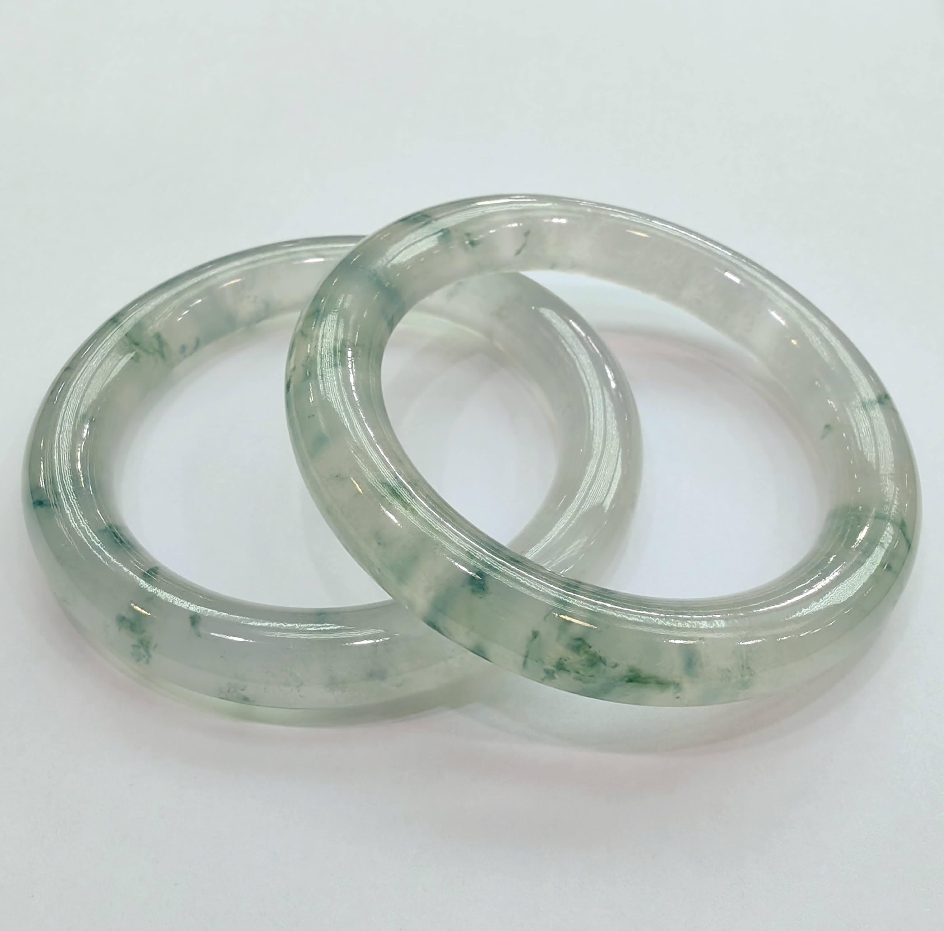 Paar Glas Typ grün schwebende Blume Jadeit Jade Armreifen (Zeitgenössisch) im Angebot
