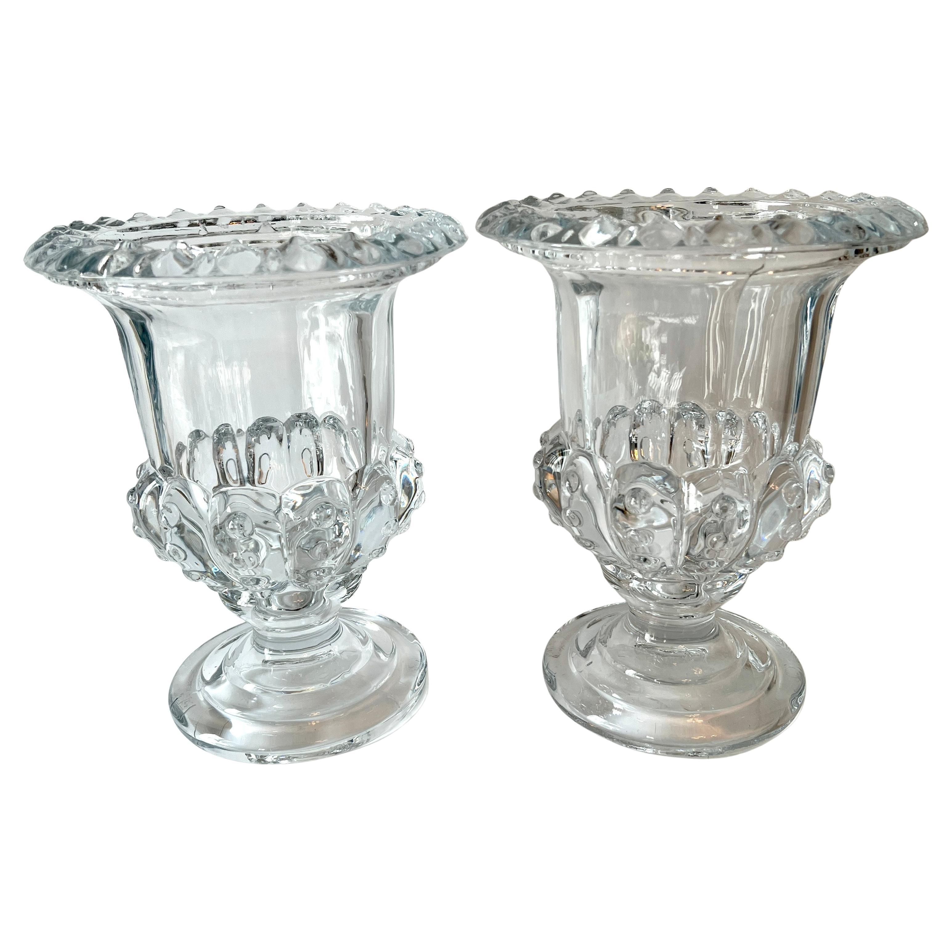 Belle et lourde paire d'urnes en verre.     Chaque urne présente de nombreux détails très complexes et, lorsque la lumière les frappe d'une certaine manière, elles se transforment en de magnifiques prismes. Elles sont toutes suffisamment grandes