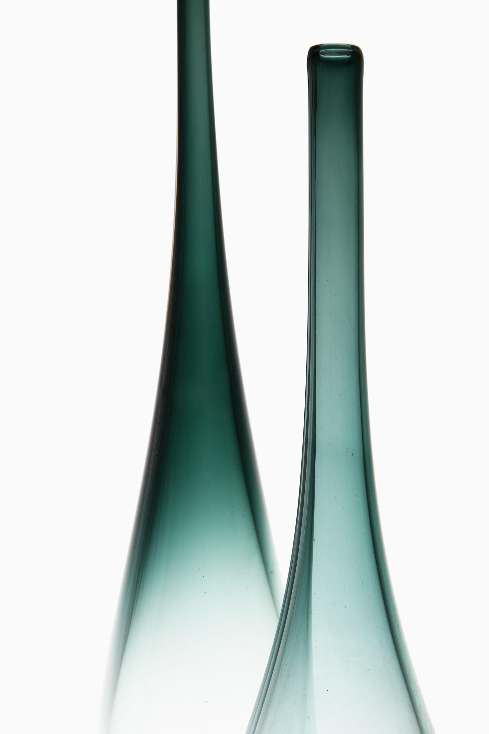 Paire de vases en verre de Bengt Orup, années 1950

Informations supplémentaires :
Matériau : Verre
Style : Milieu du siècle, Scandinave
Produit par Johansfors en Suède
Dimensions (L x P x H) : 10 x 10 x 35,5 - 42 cm
Condit : Bon état vintage, avec