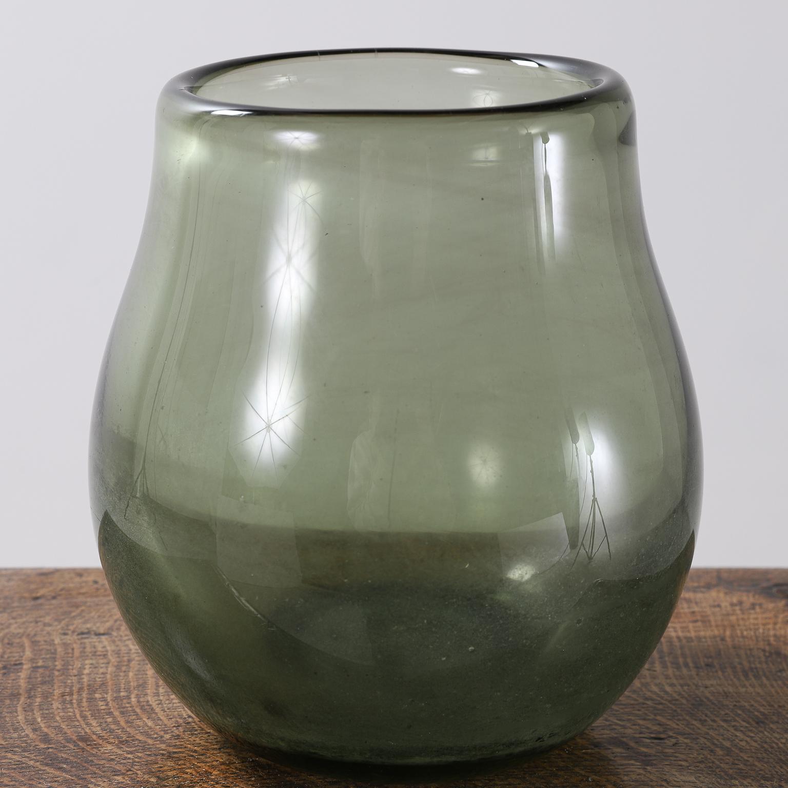 Une paire de récipients en verre vert du verrier français Verval Vallauris:: vers les années 1950