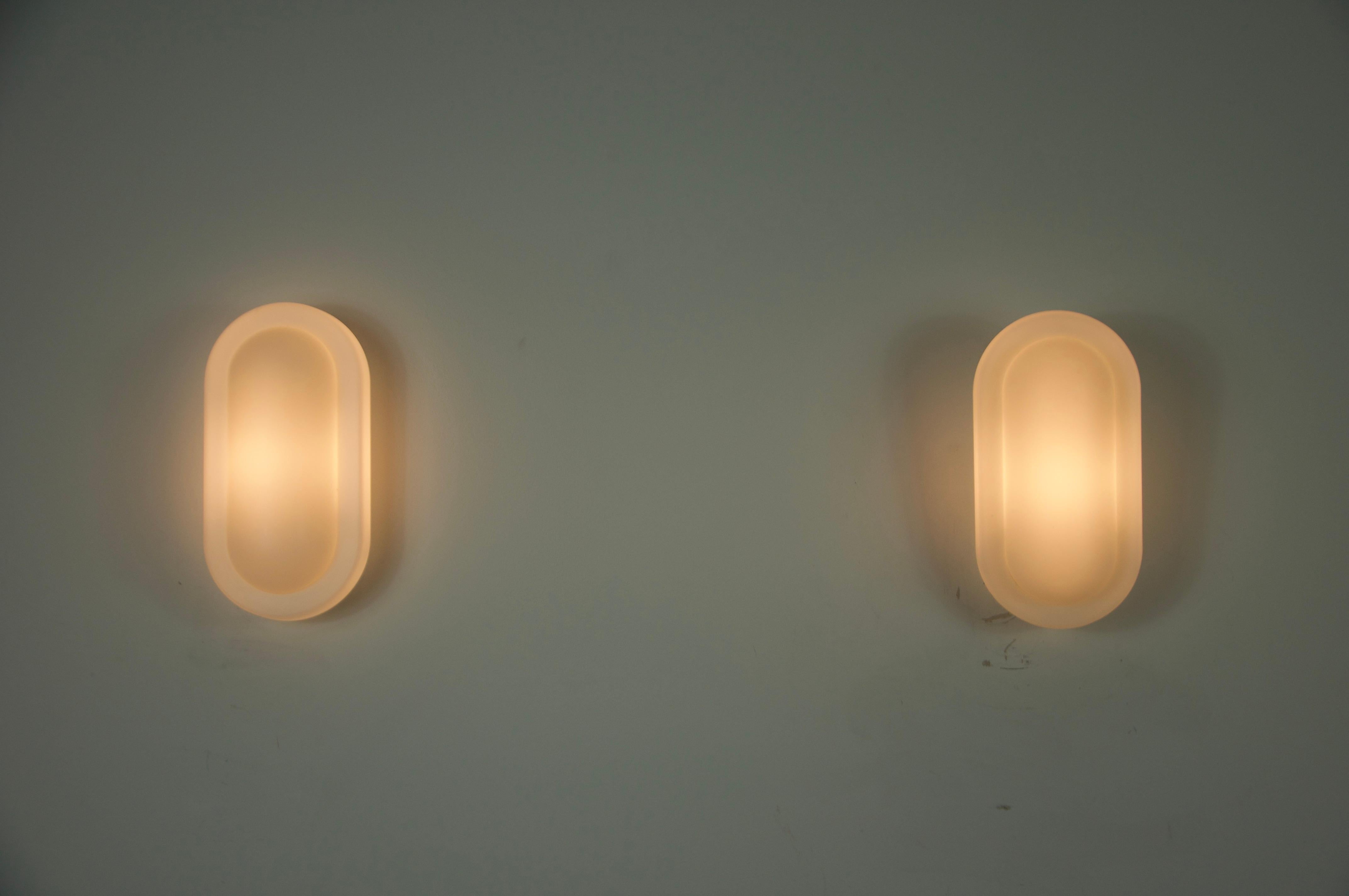 Fine XX secolo Coppia di lampade da parete in vetro di Peill & Putzler, anni '70, Germania in vendita
