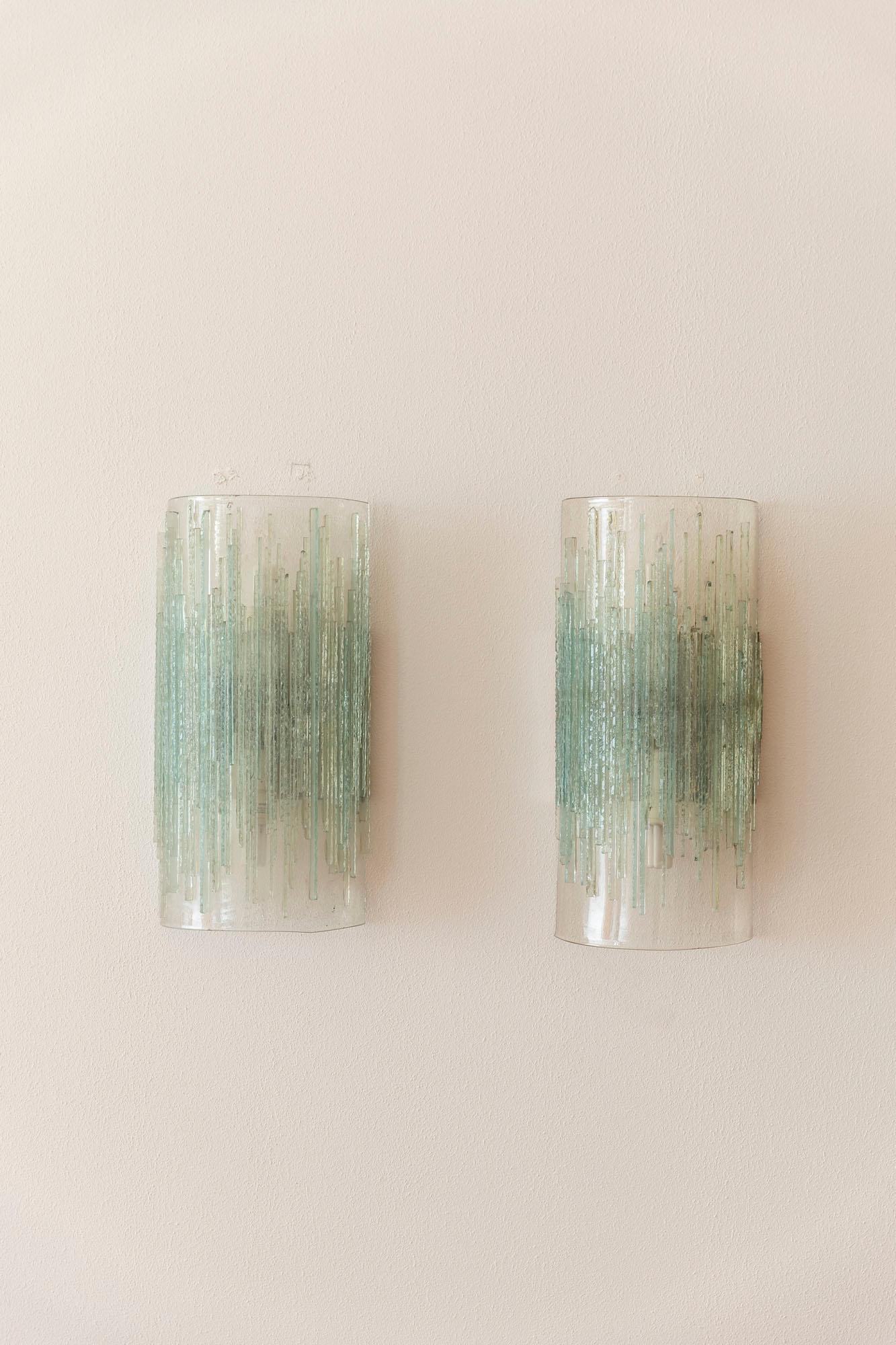 Pair of huge Murano glass wall lights.
Chromed support, hemispherical clear glass with frozen green icicle glass structures.
Italy, 1970 ca.