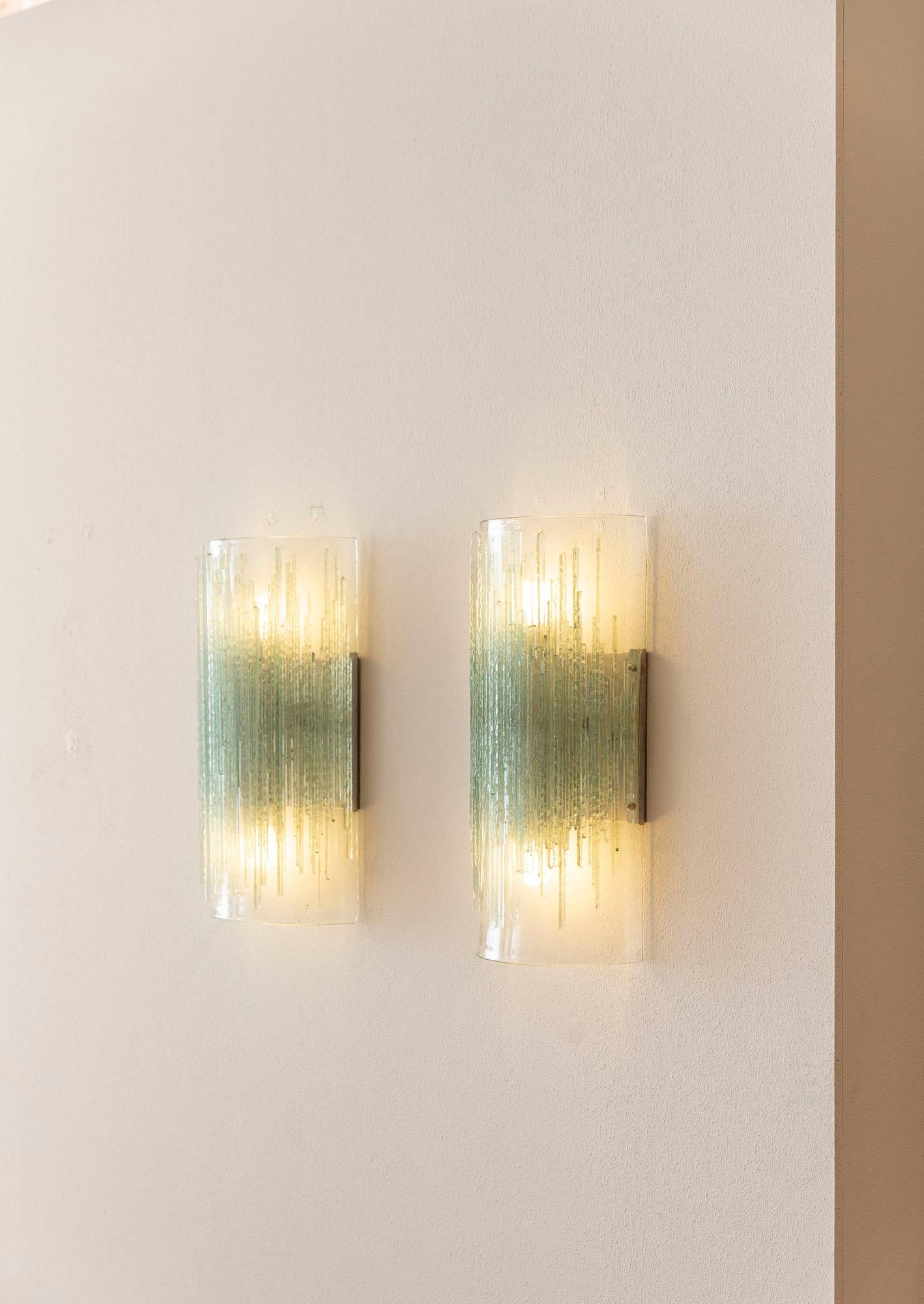 Pair of glass wall lights attributed to Poliarte In Excellent Condition In Piacenza, Italy