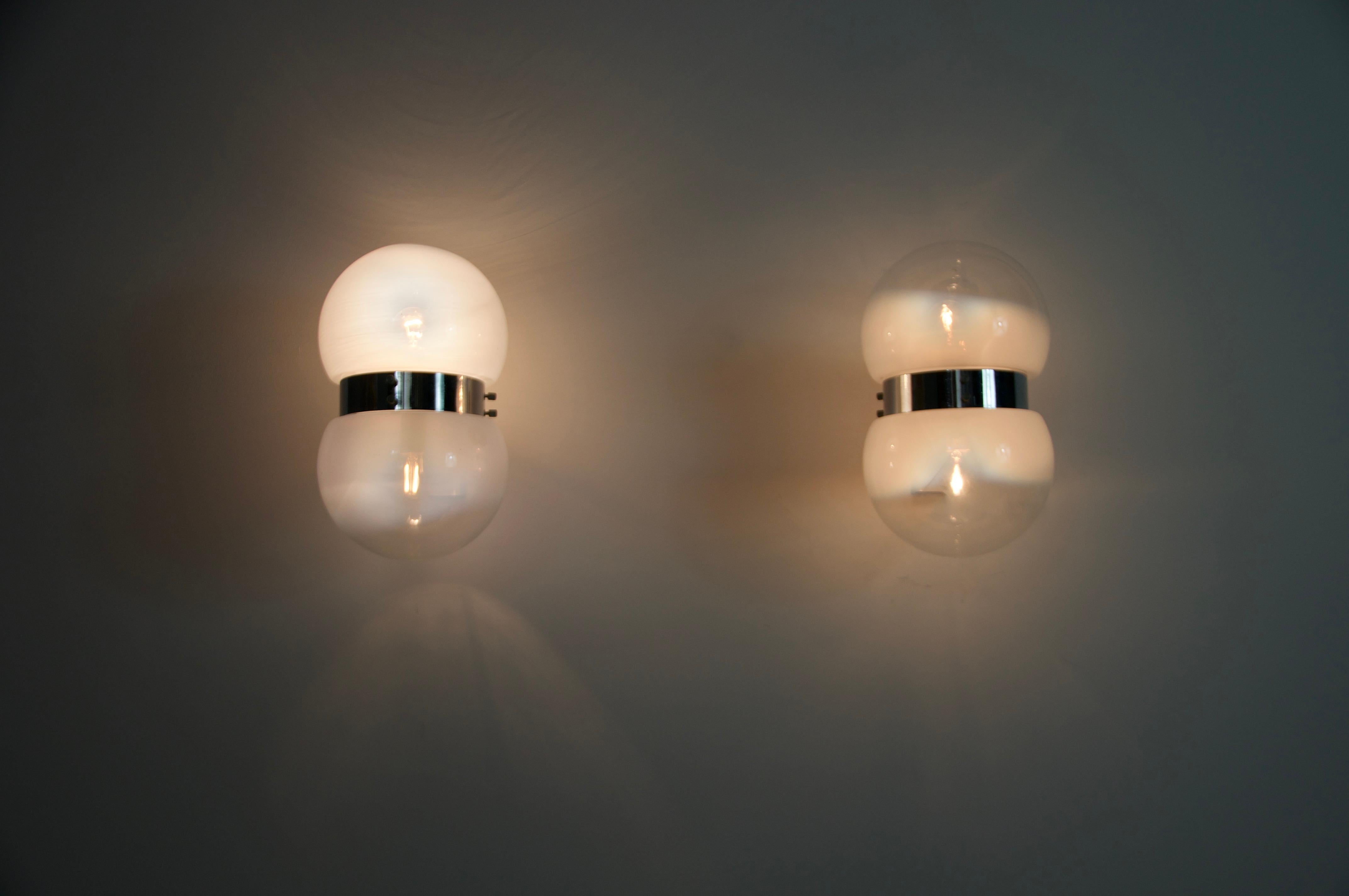 Ein Paar Wandleuchten aus Glas von Sergio Mazza für Artemide, 1960er Jahre, Italien (Moderne der Mitte des Jahrhunderts) im Angebot