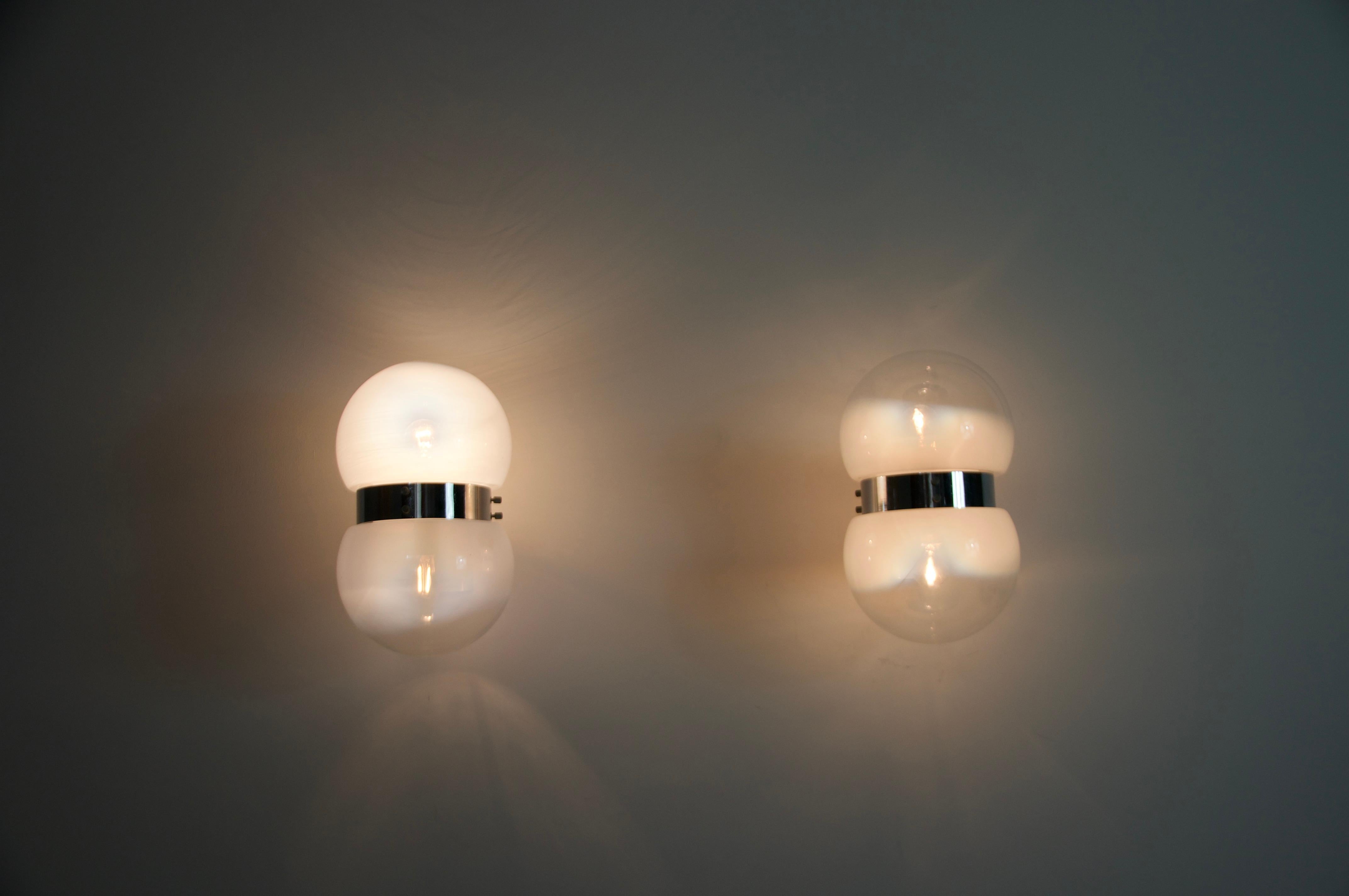 Ein Paar Wandleuchten aus Glas von Sergio Mazza für Artemide, 1960er Jahre, Italien (Italienisch) im Angebot