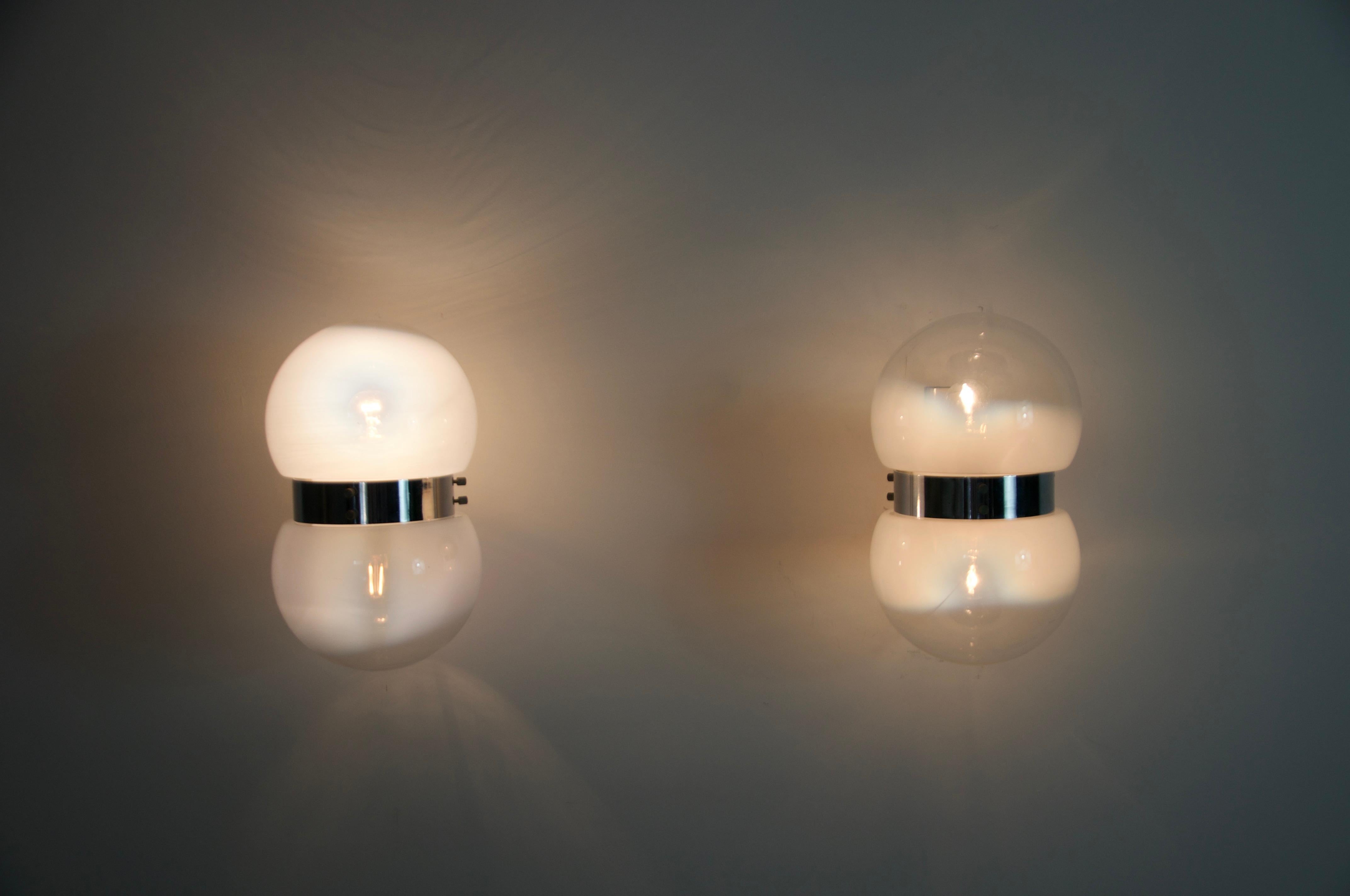 Ein Paar Wandleuchten aus Glas von Sergio Mazza für Artemide, 1960er Jahre, Italien im Zustand „Gut“ im Angebot in Hagenbach, DE